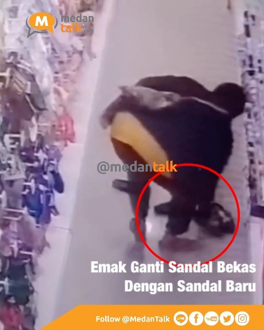 Emak emak ganti sandal bekas dengan sandal baru di toko ini dan