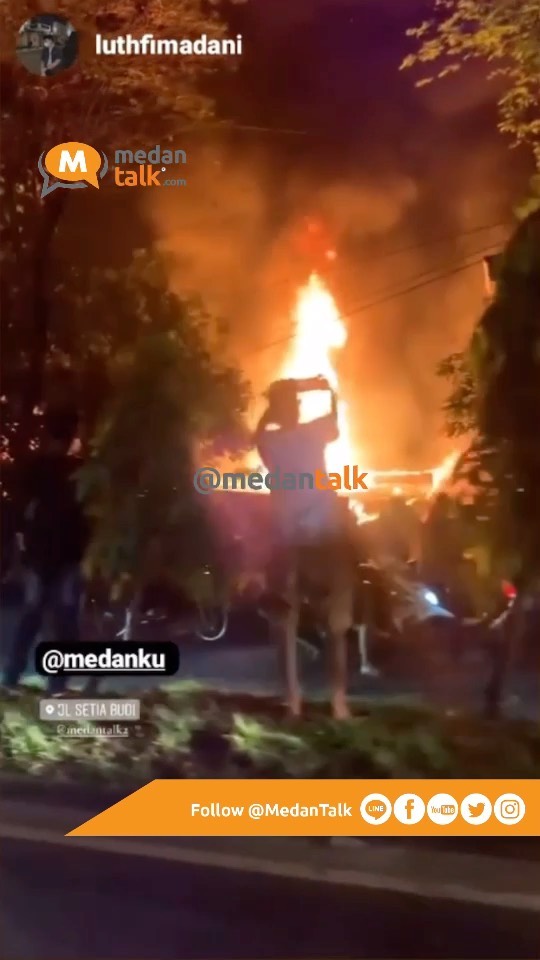 Menurut pengirim video kejadian di simpang selayang, sebuah rumah dan/atau pabrik rotan