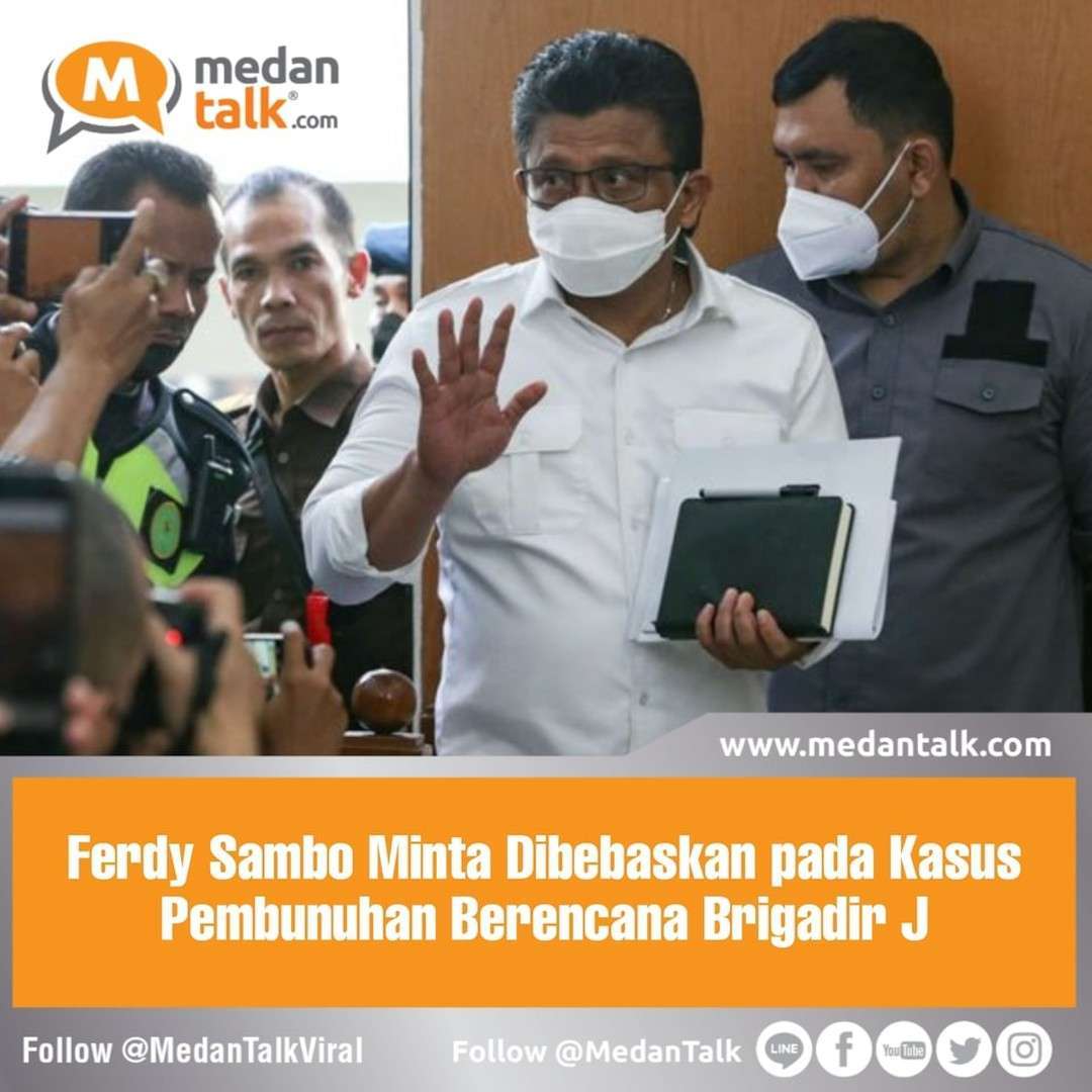 Ferdy Sambo Minta Dibebaskan pada Kasus Pembunuhan Berencana Brigadir J

Terdakwa Ferdy Sambo meminta kepada majelis hakim agar dibebaskan dari segala dakwaan dalam kasus pembunuhan berencana Brigadir Nofriansyah Yosua Hutabarat atau Brigadir J. Sambo turut meminta kepada hakim agar nama baiknya dipulihkan.

Hal tersebut disampaikan oleh pengacara Sambo, Arman Hanis, dalam persidangan kasus pembunuhan berencana Brigadir J dengan agenda pembacaan nota pembelaan atau pleidoi penasihat hukum di Pengadilan Negeri Jakarta Selatan (PN Jaksel), Selasa (24/1/2023) malam. Awalnya, Arman mengajukan sejumlah permohonan Sambo kepada hakim agar dikabulkan, di mana Ferdy Sambo disebut Arman tidak terbukti secara sah bersalah.

"Satu, menyatakan terdakwa Ferdy Sambo tidak terbukti secara sah dan meyakinkan bersalah dan meyakinkan melakukan tindak pidana sebagaimana dimaksud dalam dakwaan kesatu primer, dakwaan kedua pertama, dakwaan kedua pertama subsider, dakwaan kedua primer, dakwaan kedua subsider," ujar Arman di ruang sidang. 

Arman lantas meminta agar hakim menolak tuntutan jaksa penuntut umum (JPU) yang sudah dilayangkan minggu lalu, di mana jaksa menuntut Ferdy Sambo pidana penjara seumur hidup dalam kasus pembunuhan berencana Brigadir J ini.

Maka dari itu, Arman meminta agar Ferdy Sambo dibebaskan dari segala dakwaan. "Membebaskan terdakwa Ferdy Sambo dari segala dakwaan, atau setidak-tidaknya melepaskan terdakwa Ferdy Sambo dari segala tuntutan hukum," tutur dia. "Memulihkan nama baik terdakwa Ferdy Sambo dalam harkat, martabat, seperti semula," imbuh Arman.

Sumber: kompas.com