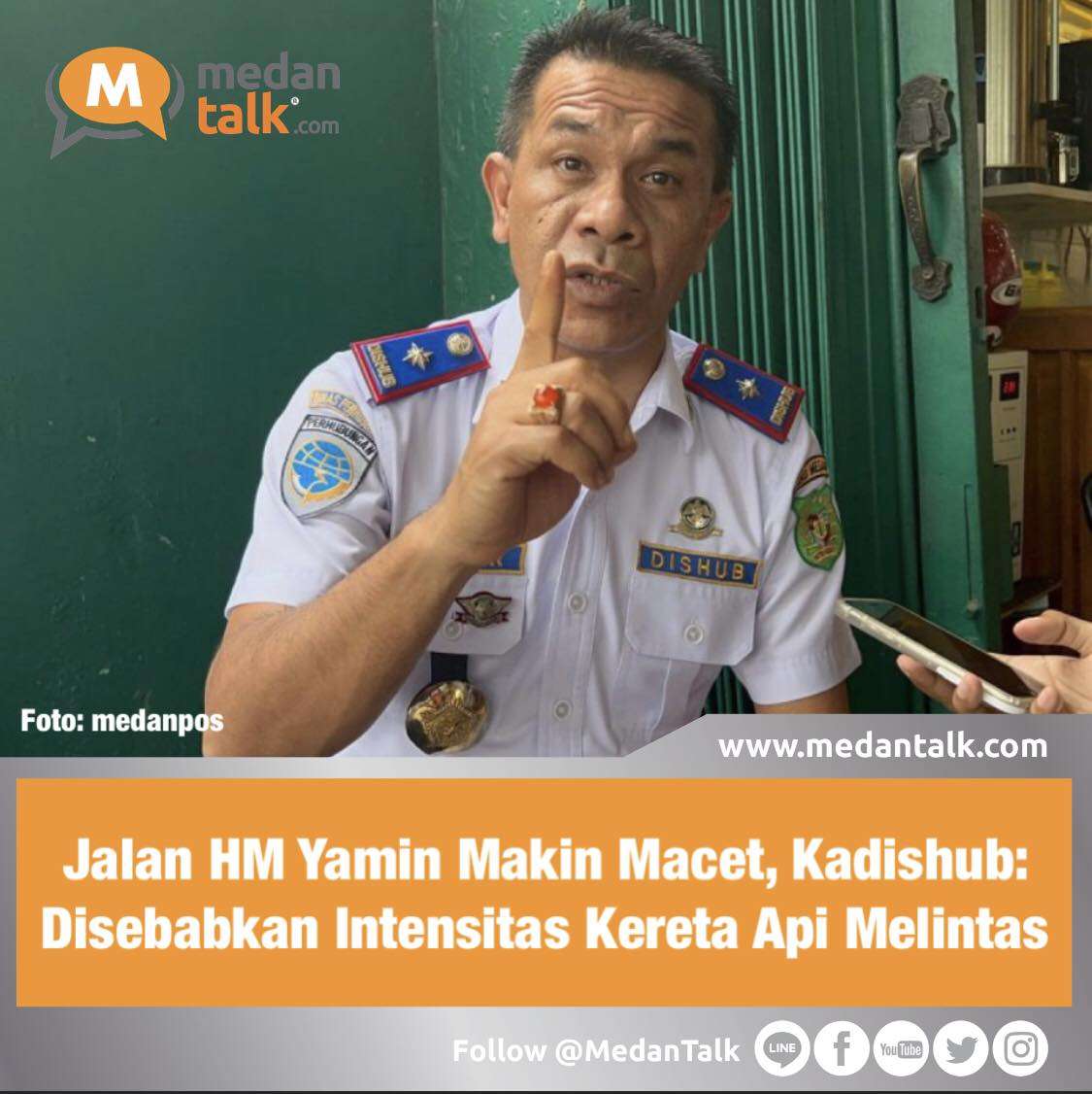 Jalan HM Yamin Medan Makin Macet, Kadishub Medan Menjelaskan Karena Intensitas Kereta Api yang Melintas

Pemko Medan mengakui kalau saat ini jalan HM Yamin Kota Medan semakin macet belakangan ini. 

Menurut Kepala Dinas Perhubungan Kota Medan, Iswar Lubis semakin macetnya jalan tersebut karena lalu lintas kereta api meningkat drastis.

Berdasarkan data yang diterimanya, saat ini kereta api yang melintas melewati jalan raya itu mencapai 100 kali dalam sehari.
Padahal, sebelumnya kereta api yang melintas hanya di sekitaran 60 hingga 70.

Hal itulah yang menyebabkan area tersebut semakin macet.

"Itu murni sebenarnya karena memang ada peningkatan frekuensi kereta Api yang tadinya tidak sampai 60-70 per hari yang melintas, hari ini frekuensi kereta api yang melintas di Jalan HM Yamin 100," kata Kepala Dinas Perhubungan Kota Medan, Iswar Lubis, Selasa (3/1/2023).

Iswar menjelaskan, sekali melintas penutupan palang pintu kereta bisa memakan waktu sekitar 3 menit. Dengan waktu tersebut, petugas membutuhkan waktu penguraian arus lalu lintas selama 5-7 menit.

Pihaknya pun memperhitungkan total kemacetan di Jalan HM Yamin mencapai 500 menit perhari, jika dihitung per kereta api yang melintas dan memakan waktu penutupan palang hingga mengurai kemacetan.

"Nah, anggap lah rata-rata 5 menit di kali 100 dalam 100 kali, berarti sudah hilang waktu 500 menit." ujarnya.

Sumber: medanpos