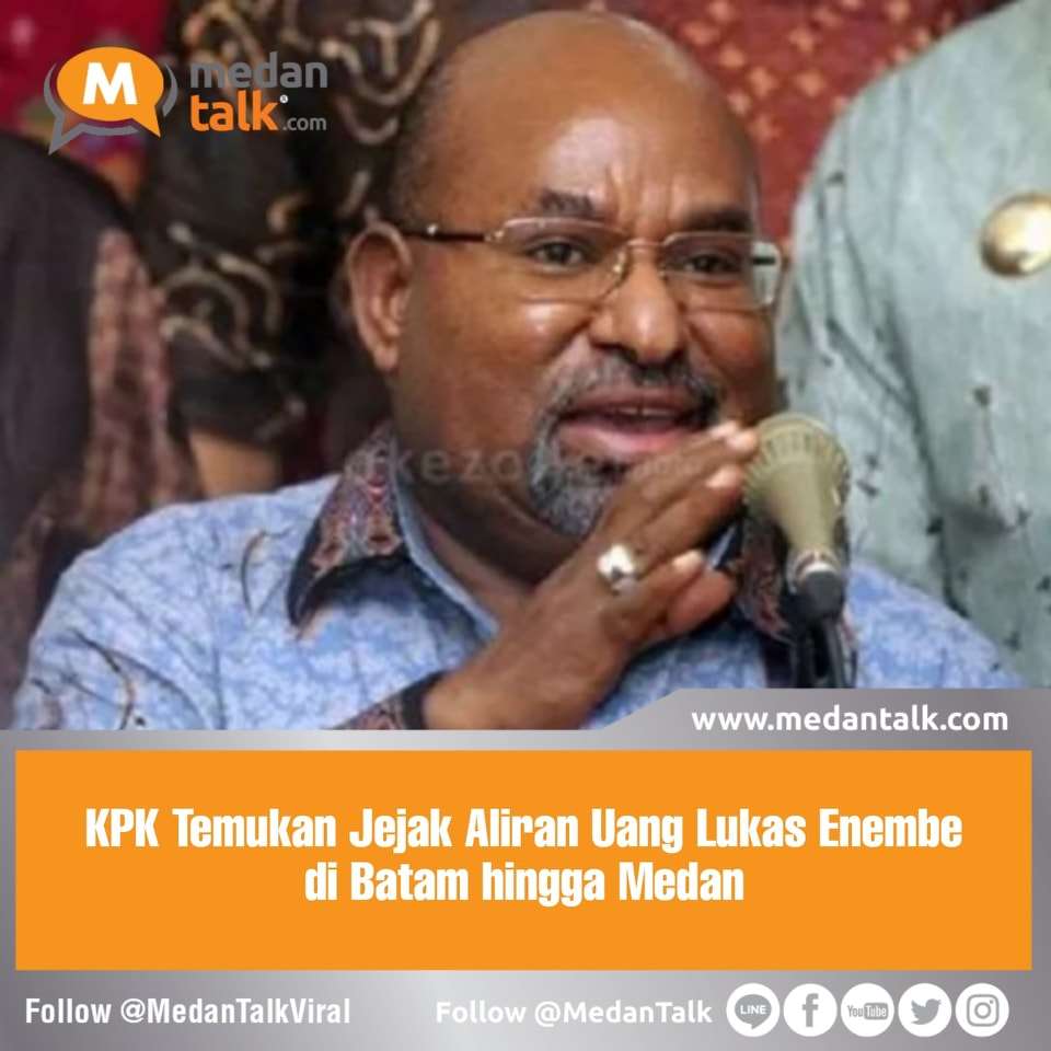 KPK Temukan Jejak Aliran Uang Lukas Enembe di Batam hingga Medan

Komisi Pemberantasan Korupsi (KPK) menemukan uang hasil dugaan suap dan gratifikasi Gubernur Papua, Lukas Enembe (LE) mengalir ke sejumlah aset di daerah Jakarta, Batam, Sulawesi, hingga Medan. KPK telah menggeledah terhadap sejumlah aset yang diduga hasil korupsi Lukas Enembe tersebut.

"Tidak hanya di Jakarta dan Papua, sampai ke Batam kan, Sulawesi, Medan, kami lakukan pemeriksaan saksi dan juga penggeledahan," kata Kabag Pemberitaan KPK, Ali Fikri saat dikonfirmasi, Senin (9/1/2023).

"Dan tentu semuanya dalam rangka upaya untuk menelusuri dugaan uang yang diterima oleh tersangka dan termasuk aset-aset yang kemudian dari penerimaan berubah menjadi aset yang bernilai ekonomis begitu ya," imbuhnya.

KPK saat ini masih terus mengumpulkan bukti tambahan meskipun Lukas Enembe belum dilakukan proses penahanan. Bukti-bukti tambahan tersebut untuk pengembangan perkara Lukas. KPK membuka peluang menjerat Lukas dengan Pasal Tindak Pidana Pencucian Uang (TPPU).

"Ya masih melengkapi dan menelusuri lebih lanjut dugaan aliran uang yang diterima yang kemudian apakah kemungkinan untuk bisa diterapkan pasal-pasal lainnya, misalnya, TPPU kah atau yang lain terkait dengan penelusuran aset," pungkasnya.

Diketahui sebelumnya, KPK telah menetapkan Gubernur Papua Lukas Enembe (LE) sebagai tersangka kasus dugaan suap terkait proyek pembangunan infrastruktur. Lukas ditetapkan sebagai tersangka bersama Bos PT Tabi Bangun Papua (PT TBP), Rijatono Lakka (RL).

Sumber: Okezone.com