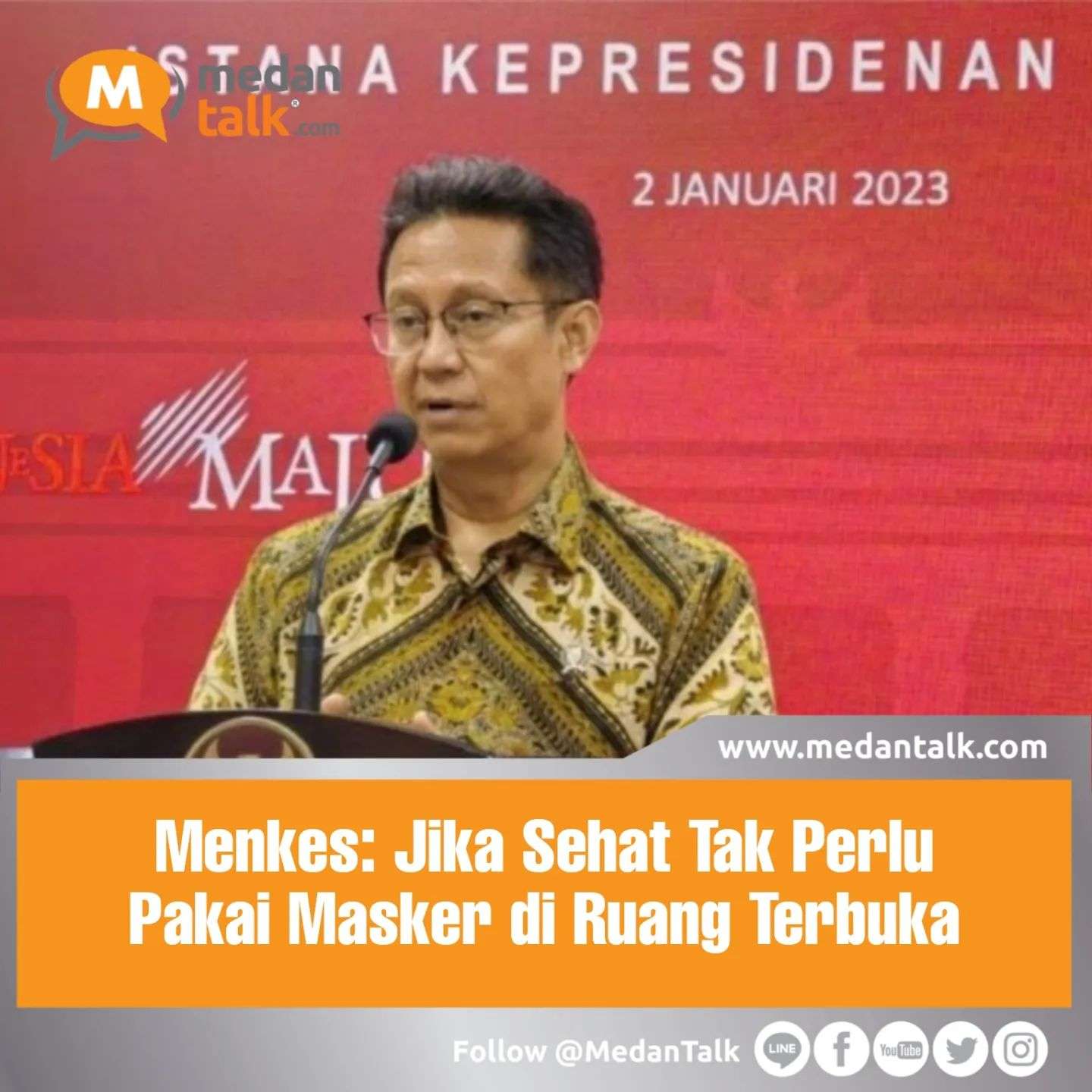 Menkes: Jika Sehat Tak Perlu Pakai Masker di Ruang Terbuka

Menteri Kesehatan Budi Gunadi Sadikin menyatakan masyarakat tidak perlu menggunakan masker di ruang terbuka bila merasa sehat setelah pencabutan Pemberlakukan Pembatasan Kegiatan Masyarakat (PPKM).

“Pemakaian masker kita anjurkan untuk di ruangan tertutup dan sempit, di kerumunan, sebaiknya pakai. Tetapi, sekali lagi ini kita kembalikan ke masyarakat, kalau masyarakat merasa dia sehat, di udara terbuka seperti ini tidak perlu, tidak usah,” kata Menkes Budi Gunadi di Istana Kepresidenan Jakarta, Senin.

Presiden Jokowi mengumumkan bahwa pemerintah mencabut Pemberlakuan Pembatasan Kegiatan Masyarakat (PPKM) berdasarkan Instruksi Menteri Dalam Negeri Nomor 50 dan 51 Tahun 2022. Pencabutan tersebut, mulai 30 Desember 2022, sehingga penggunaan aplikasi PeduliLindungi di sejumlah tempat umum pun tidak lagi diwajibkan.

Dalam pernyataannya, Presiden Jokowi mengatakan masyarakat tetap harus memakai masker di keramaian dan ruangan tertutup.

“Karena memang strategi dari pandemi ke endemi itu intervensi dari pemerintah dikurangi, tapi ada partisipasi masyarakat ditingkatkan. Jadi, ada kesadaran masyarakat untuk mengukur sendiri di mana dia perlu, itu perlu kita pakai,” tambah Budi.

Menurut Budi, seperti saat terserang flu, masyarakat tidak perlu diajari untuk memakai payung saat hujan atau meminum obat flu tertentu, karena masyarakat sudah paham apa yang harus dilakukan saat flu.

“Nah, kita lihat level itu mesti kita latih pelan-pelan bagaimana menuju ke endemi. Jadi, pakai masker kalau saya melihat, seperti saat ini saya tidak pakai (di ruang terbuka), tapi kalau tadi saat rapat terbatas dan ada Bapak Presiden kan, kita harus pakai,” ungkap Budi.

Presiden Jokowi, menurut Budi Gunadi, sudah mulai tidak mengenakan masker di tempat terbuka, termasuk saat meninjau Pasar Tanah Abang pada Senin pagi.

Namun, saat berada di kerumunan, Budi Gunadi menyarankan masyarakat agar tetap memakai masker. “Tapi, memang saya sih kalau di kerumunan, ruang tertutup, kalau ada orang batuk saya anjurkan (pakai masker),” kata Budi.

Sumber : Jawapos.com/nasional