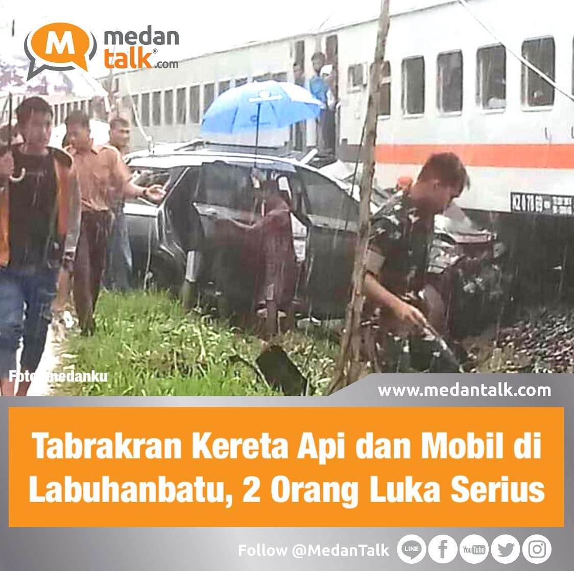 Tabrakan Kereta Api dan Mobil di Labuhanbatu, 2 Orang Luka Serius

Kereta Api Sri Bilah jurusan Medan-Rantauprapat menabrak sebuah mobil minibus saat melewati perlintasan kereta api tanpa palang pintu di Jalan Aek Paing, Rantau Utara, Labuhanbatu. Dua penumpang minibus mengalami luka serius setelah mobil tersebut sempat terseret sejauh sekitar 50 meter.
Peristiwa naas ini terjadi siang tadi sekitar pukul 13.45 WIB. Sebenarnya kereta api itu akan sampai tujuan, tinggal berjarak sekitar 500 meter lagi dari stasiun kereta api Rantauprapat.

"Ada dua orang (penumpang minibus). Masih bernapas (ketika dievakuasi) dan sudah dibawa ke rumah sakit," kata petugas pengamanan Kereta Api, Cornelius kepada detikSumut, Sabtu (28/1/2023).

Kedua penumpang minibus tersebut, kata Cornelius berjenis kelamin perempuan. Diperkirakan berusia sekitar 25 30-an tahun, dan beretnis Tionghoa.

Cornelius menjelaskan mobil yang kini kondisinya ringsek tersebut bergerak dari arah selatan hendak menuju ke Kelurahan Aek Paing. Bagian depan mobil berputar 180 derajat, setelah dihantam oleh lokomotif kereta.

"Saya kurang tahu (namanya) dari arah mana, pokoknya dari arah sana (menunjuk ke arah selatan). Saya bukan orang sini," kata Cornelius.

Berdasarkan informasi yang dihimpun, kedua korban dibawa ke RS Elpi Al Aziz yang berjarak sekitar 1 kilometer dari lokasi kejadian. Keduanya saat ini mendapatkan perawatan intensif di Instalasi Gawat Darurat.

"Iya bang, korbannya dibawa ke sini. Dua orang perempuan berkulit putih, mengalami luka-luka, ada yang di kepala, di bibir dan lainnya," kata petugas keamanan RS Elpi Al Aziz yang minta namanya tidak disebut.

Video lengkap ada di @medanku

Sumber: detiksumut