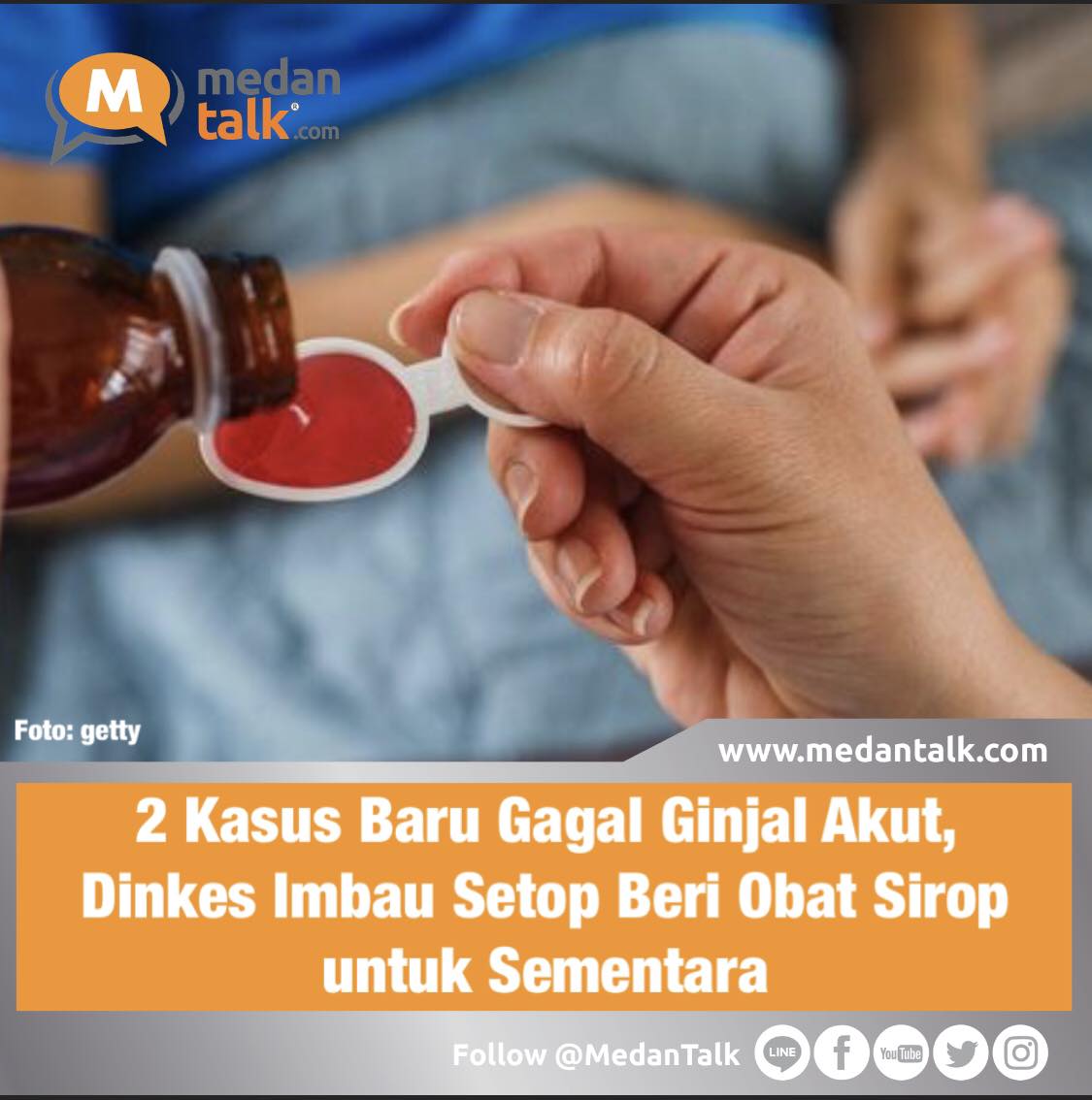 2 Kasus Baru Gagal Ginjal Akut, Dinkes Imbau Setop Beri Obat Sirop untuk Sementara

Kepala Seksi Surveilans Epidemiologi dan Imunisasi Dinas Kesehatan DKI Jakarta Ngabila Salama menyarankan warga tak mengonsumsi obat sirop untuk sementara waktu. Anjuran ini mengingat ditemukannya dua kasus baru gagal ginjal akut di Ibu Kota.

"Hindari pemberian obat sirop sementara waktu, kecuali ada petunjuk dokter," kata dia dalam keterangan tertulisnya, Senin, 6 Februari 2023.

Sebelumnya, Kementerian Kesehatan RI mengungkap temuan dua kasus baru Gagal Ginjal Akut Progresif Atipikal (GGAPA) di DKI Jakarta pada awal 2023. Kedua korban pernah meminum obat sirop penurun panas merk Praxion.

Satu orang telah terkonfirmasi menderita gagal ginjal akut dan meninggal. Sementara satu lagi masih suspect.

Ngabila membeberkan tiga kunci mencegah penyakit gagal ginjal akut. Pertama, memakai masker, menghindari orang yang sedang sakit, menjaga kebersihan lingkungan diri, dan lingkungan makanan.

Kedua, tidak meminum obat sirop untuk sementara waktu, kecuali atas petunjuk dokter dan dengan cara yang tepat. Ketiga, melakukan deteksi dini jika ada gejala awal gagal ginjal akut.

Misalnya, seperti intensitas buang air kecil tiba-tiba berkurang, anak masih mengeluhkan sakit, dan memiliki riwayat mengonsumsi obat sirop 4-6 hari sebelumnya. Jika mengalami gejala tersebut, Ngabila menuturkan, segera ke dokter untuk mendapat perawatan.

"Berpacu dengan waktu. Jangan sampai terlambat agar anak selamat," ujar dia.

Dia juga mengingatkan agar orang tua selalu memantau kondisi anak 4-6 hari sesudah mengonsumsi obat sirop.

"Tetapi jika sesudah konsumsi obat sirop kondisi anak saat ini sudah sehat, bugar, aktif kembali, tidak perlu khawatir. InsyaAllah aman," jelas Ngabila.

Sumber: metro.tempo.co/amp/1688333/2-kasus-baru-gagal-ginjal-akut-di-jakarta-dinkes-imbau-setop-beri-obat-sirop-untuk-sementara