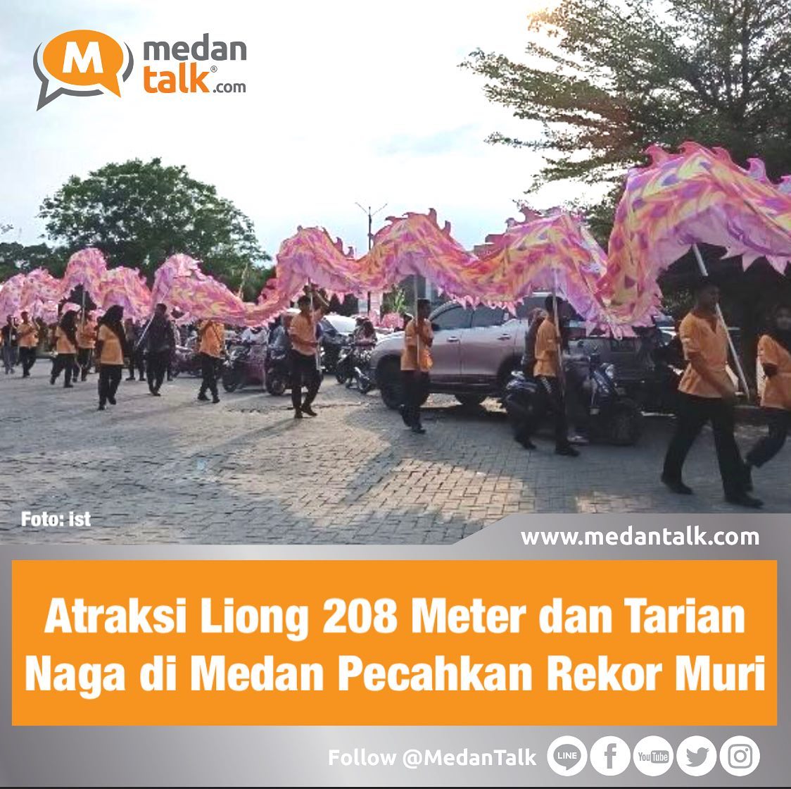 Atraksi Liong 208 Meter dan Tarian Naga di Medan Pecahkan Rekor Muri

Atraksi barongsai dan liong (naga) sepanjang 208 meter menjadi terpanjang di Indonesia hingga mendapatkan penghargaan dari Museum Rekor Indonesia (Muri). Atraksi ini diselenggarakan oleh Pekan Budaya Nusantara di Vihara Maitreya, Komplek Cemara Asri Medan, pada Sabtu (4/2/2023).

Pembawa liong berasal dari sekolah Nusantara, yang melibatkan sekitar 150 orang.

Osmar Semesta Susilo, MIB. Wakil Direktur Utama Muri, Museum Rekor-Dunia Indonesia menyampaikan rekor pawang Liong terpanjang ini memecahkan rekor sebelumnya yang hanya 178 meter.

"Hari ini ada rekor pawai Liong terpanjang sepanjang 208 meter, ini adalah pencapaian rekor yang sangat luar biasa. Ini memecahkan rekor sebelumnya di Singkawang 178 meter," ujar Osmar.

Disebutnya pada Pekan Budaya Nusantara kali ini mendapat 2 rekor Muri sekaligus yakni parade tarian naga terpanjang dan juga parade multi etnis dengan penampilan belasan etnis di Sumut.

"Parade multi etnis juga akan mendapatkan rekor muri, jadi akan ada dua muri yang dicatat oleh pekan budaya Nusantara di Sumut," jelasnya.

Sementara itu, Edi Chandra sebagai Ketua Panitia Pekan Budaya Nusantara menambahakan bahwa kegiatan pekan budaya ini dibuat sebagai ajang untuk mengeksplore keberagaman yang ada di Indonesia.

Diharapkan kedepannya semakin banyak lembaga Tionghoa yang ikut mengeksplore keberagaman.

"Disitu kita memunculkan semua etnis, kalau bisa nanti acara ini lebih besar, kalau bisa kita rangkul semua etnis yang ada di Indonesia," tambahnya.

Kwik Sam Ho selaku Ketua Dewan Kehormatan Tetap, Lembaga Perlindungan Budaya Tionghoa Yayasan Istana Harta Lima Penjuru merasa bangga dengan pencapaian 2 rekor Muri pada Pekan Budaya Nusantara ini.

Kwik berharap ke depannya pandangan multi kulturalisme yang juga diartikan keberagaman, kebhinekaan, pluralitas dapat terus dipelihara.

"Sehingga menjadikan negara kesatuan republik indonesia ini semakin kokoh dan tangguh," tutupnya.

Sumber: IDNtimes