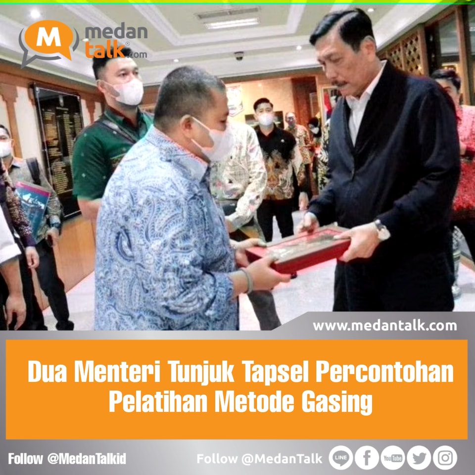 Dua Menteri Tunjuk Tapsel Percontohan Pelatihan Metode Gasing

Menteri Koordinator Marves Luhut Binsar Panjaitan dan Mendagri Tito Karnavian menunjuk Tapanuli Selatan (Tapsel) salah satu dari tiga wilayah di Sumatera Utara menjadi percontohan dalam pelatihan matematika metode Gasing (Gampang, asyik, dan menyenangkan) untuk murid SD dan SMP di Indonesia.

"Penunjukan itu pada rapat terbatas bersama Menko Maritim dan Investasi Luhut Binsar Panjaitan dan  Menteri Dalam Negeri (Mendagri) Tito Karnavian di ruang Kementerian Dalam Negeri, Jakarta, Kamis (2/2)," kata Bupati Tapsel Dolly P Pasaribu, Sabtu (4/2).

Pada tahap pertama ada lima (5) wilayah mendapat pelatihan Gasing yang diinisiasi Prof Yohanes Surya di Indonesia yakni Tapsel, Humbahas, Dairi (Sumut), Bitung (Sulawesi Utara), dan Monokwari Selatan (Papua Barat).

"Sekarang wilayah Gasing menjadi 10 wilayah di Indonesia antara lain Tapsel, Humbahas, Dairi, Bitung, Manokwari, Gunung Mas, Banda Aceh, Ngagekeo, Nabire dan Garut," ungkap Mendagri dalam rapat itu, kata Dolly.

Bupati Tapsel Dolly P.Pasaribu, mengatakan temuan metode Gasing oleh Prof Yohanes telah membuktikan anak-anak Papua berhasil juara olimpiade matematika. 

"Pada tahun 2022 kita jalin kerjasama dengan Yayasan Teknologi Indonesia Jaya didirikan Prof Yohanes untuk melatih sekitar 90 murid kurang faham matematika, tambah 30 guru dilatih kelak menjadi instruktur Gasing untuk Tapsel," katanya.

Hasilnya, Teguh Pria Sandi, salah satu murid "Gasing" kelas IV SD Negeri 100613 Pasar Lama, Kecamatan Batang Angkola yang pada Januari 2023 diundang Presiden RI Joko Widodo, di Jakarta.

Sumber: sumut.antaranews.com/amp/berita/518373/dua-menteri-tunjuk-tapsel-percontohan-pelatihan-metode-gasing