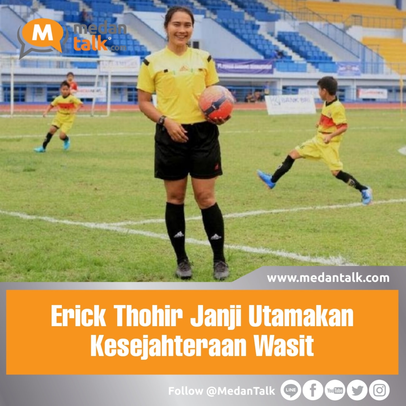 Erick Thohir Janji Utamakan Kesejahteraan Wasit

Erick Thohir resmi terpilih sebagai Ketua Umum PSSI usai Kongres Luar Biasa atau KLB PSSI beberapa waktu lalu. Sebagaimana program-program yang dikemukakannya, ia berupaya untuk mengutamakan kesejahteraan wasit.

Ketua Umum PSSI Erick Thohir mengatakan bahwa pihaknya akan memprioritaskan kesejahteraan wasit sebelum membicarakan penggunaan teknologi seperti Asisten Wasit Video (VAR) di Indonesia.

"Kami akan mendorong perbaikan perwasitan, sistem pertandingan, baru hitung-hitungan VAR," ujar Erick di GBK Arena, Jakarta, Sabtu.

Menurut Menteri BUMN itu, jumlah pemasukan wasit saat ini sulit menutupi kebutuhan hidup sehari-hari.

Dia mencontohkan seorang wasit Liga 2 Rohadi yang mendapatkan bayaran Rp5,5 juta per laga. Dengan pemasukan seperti itu, Erick melanjutkan, dia hanya lima sampai tujuh kali memimpin pertandingan setiap musimnya.

Padahal, idealnya, Erick menilai wasit harus bekerja 12-15 pertandingan per musim. Rohadi pun menyokong hidupnya dengan berjualan kembang tahu.

"Dari sana, dia meraih pendapatan Rp200 ribu per bulan sementara istrinya bekerja sebagai guru PAUD untuk tambahan dengan gajinya Rp900 ribu per tahun. Ayolah kita memberikan empati. Jangan selalu menyalahkan wasit, wasit, wasit," kata mantan Presiden klub Liga Italia Inter Milan itu.

Erick Thohir meminta dengan tegas agar semua pihak tidak menjadikan wasit sebagai kambing hitam rusaknya persepakbolaan nasional.

Seluruh jajaran Komite Eksekutif (Exco) PSSI periode 2023-2027, Erick memastikan, akan berkomitmen untuk mengambil keputusan berdasarkan data dan fakta jika ada hal-hal negatif yang terjadi di sepak bola Indonesia.

Mereka tidak akan menggunakan jalur kekuasaan untuk menentukan sebuah kebijakan.

"Saya mendorong empati. Kami harus mengambil keputusan dengan hati, bukan kekuasaan. Kami mesti mengambil keputusan berdasarkan data dan fakta, lalu menemukan solusi, bukan dengan menggunakan kekuasaan dan arogansi," tutur Erick.