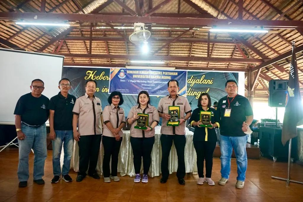 Fakultas Pertanian Universitas Darma Agung Melaksanakan Reuni Akbar Sekaligus Seminar Ilmiah

Fakultas Pertanian UDA melaksanakan Reuni Akbar sekaligus seminar Ilmiah dengan tema "E Digital Marketing Hasil Pertanian pada Era 4.0" yang dilaksanakan di kampung ladang (4/2/23)

Seminar yang bertujuan menambah pengetahuan tentang bagaimana cara menggunakan media sosial dimasa sekarang dalam hal mempromosikan hasil pertanian, karena sebagaimana yang diketahui tidak semua hasil pertanian sama disetiap daerah dan permintaan dari setiap manusia selalu berbeda beda, oleh karena itu penggunaan media sangatlah penting untuk dipahami saat ini. 

Ketua pelaksana Reuni Akbar Parningotan Sibarani dalam sambutannya menyampaikan sangat bangga dan salut dengan kebersamaan FP UDA saat ini, “karena lahir dari fakultas pertanian lah kita semua yang ada disini boleh menikmati hasilnya seperti pekerjaan yang saat ini kita tekuni, dan yang paling saya banggakan saat ini  alumni fakultas pertanian banyak yang eksis di perusahaan-perusahaan besar, dan saling mendukung itu lah yang paling penting untuk kita baik dari universitas maupun alumni. Dan semoga kebersamaan ini tetap terjaga sampai kapanpun.” 

Ketua umum Reuni Akbar Bapak Saiful Aswar Lubis dalam sambutannya sangat mengucapkan banyak terimakasih terlebih kepada Universitas Darma Agung, “karena Universitas Darma Agung lah yang membentuk saya melalui fakultas pertanian yang saya cintai, dan saya berterimakasih untuk seluruh alumni yang berpartisasi untuk pelaksanaan reuni akbar ini, dan semoga ini bisa terlaksana setiap tahunnya.”

Ketua IKAPERTA (Ikatan Alumni Fakultas Pertanian) UDA Hendri David Ginting dalam sambutannya mengucapkan terimakasih kepada semua pihak, dan kepada Universitas Darma Agung, Karena berdirinya fakultas pertanian ini selama 42 tahun sudah meluluskan banyak alumni yang sangat membanggakan.