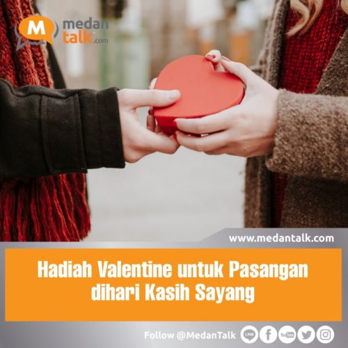 Hadiah Valentine untuk Pasangan dihari Kasih Sayang

Valentine's Day adalah salah satu hari spesial dalam tahun yang dirayakan oleh pasangan yang sedang jatuh cinta. Ini adalah kesempatan untuk menunjukkan rasa cinta dan kasih sayang kepada pasangan dengan memberikan hadiah.

Berikut beberapa hadiah populer yang diberikan pada hari Valentine:

1. Bouquet Bunga
Bunga adalah hadiah yang paling umum diberikan pada hari Valentine. Anda bisa memilih berbagai jenis bunga, seperti mawar, lily, atau bunga-bungaan musim dingin lainnya.

2. Chocolates
Chocolates adalah hadiah yang tidak pernah salah untuk diberikan pada hari Valentine. Anda bisa memilih berbagai jenis cokelat, seperti cokelat putih, hitam, atau cokelat dengan berbagai rasa.

3. Perhiasan
Perhiasan seperti anting-anting, gelang, atau cincin adalah hadiah yang sangat personal dan bisa menunjukkan rasa cinta yang tulus.

4. Parfum
Parfum adalah hadiah yang baik untuk pasangan yang menyukai bau-bauan wangi. Anda bisa memilih parfum favorit pasangan atau mencoba menemukan parfum baru yang sesuai dengan kepribadian mereka.

5. Experience Gift
Hadiah berupa pengalaman, seperti makan malam romantis, spa day, atau hari libur, adalah hadiah yang sangat menyenangkan dan membuat pasangan merasa spesial.

6. Buku
Buku adalah hadiah yang baik untuk pasangan yang menyukai membaca. Anda bisa memilih buku favorit pasangan atau buku yang akan membantu mereka menemukan hobi baru.

7. Kado Personal
Kado yang dibuat sendiri seperti scrapbook, kartu ucapan, atau potongan-potongan foto yang menunjukkan kenangan bersama adalah hadiah yang sangat istimewa dan menunjukkan rasa cinta yang tulus.

Ketika memberikan hadiah pada hari Valentine, yang paling penting adalah memikirkan apa yang pasangan anda sukai dan apa yang akan membuat mereka merasa spesial. Terlepas dari apa yang anda pilih, hadiah tersebut.

Kamu dapat hadiah apa tahun ini???

Sumber : indiespot.id