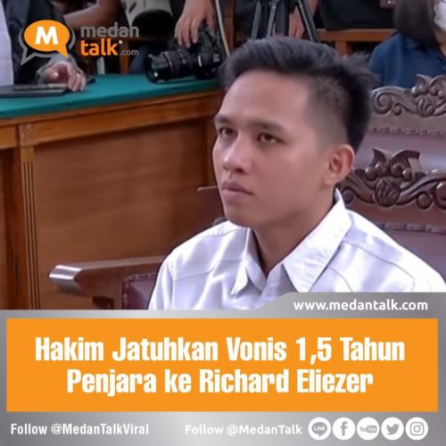 Hakim Jatuhkan Vonis 1,5 Tahun Penjara ke Richard Eliezer

Richard Eliezer, terdakwa kasus pembunuhan Brigadir Yosua divonis satu tahun dan enam bulan penjara oleh Majelis Hakim Pengadilan Negeri Jakarta Selatan pada Rabu, 15 Februari 2023. Hakim memutus Eliezer bersalah dalam kasus pembunuhan berencana eks ajudan Ferdy Sambo itu.

"Mengadili, menyatakan Terdakwa Richard Eliezer Pudihang Lumiu terbukti secara sah dan meyakinkan bersalah melakukan tindak pidana turut serta melakukan pembunuhan berencana. Menjatuhkan pidana terhadap Terdakwa Richard Eliezer dengan pidana penjara selama 1 tahun dan enam bulan, " kata Hakim Wahyu Iman Santoso yang memimpin sidang di PN Jakarta Selatan hari ini.

Dalam pertimbangannya, hakim menilai Richard Eliezer terbukti telah bersalah dalam pembunuhan berencana Nofriansyah Yosua Hutabarat atau Brigadir Yosua.

Vonis ini lebih rendah dari tuntutan jaksa penuntut umum sebelumnya yaitu 12 tahun penjara.

Sebelumnya jaksa dalam tuntutannya itu menyebut Richard Eliezer alias Bharada E  telah memenuhi unsur perbuatan pembunuhan berencana sebagaimana yang telah didakwakan dalam dakwaan Pasal 340 KUHP juncto pasal 55 ayat ke-1 KUHP. 

“Kami jaksa penuntut umum menuntut majelis hakim agar menyatakan Richard Eliezer terbukti secara sah dan menyakinkan melakukan tindak pidana merampas nyawa orang secara bersama-sama sebagaimana diatur dan diancam pidana dakwaan Primer melanggar Pasal 340 Juncto Pasal 55 ayat 1 ke 1 KUHP Pidana. Menjatuhkan pidana terhadap terdakwa Richard Eliezer dengan pidana penjara selama 12 tahun dengan perintah agar terdakwa tetap ditahan, dipotong masa penahanan,” kata jaksa saat membacakan tuntutan.

hal memberatkan lain karena perbuatan terdakwa Richard Eliezer menimbulkan duka mendalam bagi keluarga korban dan menimbulkan keresahan, serta kegaduhan yang meluas di masyarakat. Adapun hal yang meringankan adalah mempertimbangkan Richard sebagai saksi pelaku dan keluarga Yosua telah memaafkan Richard. Selain itu, Richard dianggap kooperatif selama persidangan.

Sumber: tempo.co