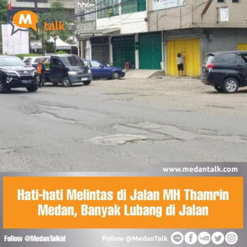 Hati-hati Melintas di Jalan MH Thamrin Medan, Banyak Lubang di Jalan

Jalan berlubang masih banyak ditemui di Kota Medan. Salah satunya di kawasan Jalan MH Thamrin, Kelurahan Pandau Hulu I, Kecamatan Medan Kota.

Bagi detikers yang melintas dari arah Jalan Perintis Kemerdekaan melintasi Jalan Thamrin menuju Rumah Sakit Methodist tentu akan mendapati beberapa lubang di jalan. Paling ramai, lubang terlihat di sekitar Jalan Thamrin No 75.

Amatan detikSumut di lokasi, Rabu (15/2/2023) sekitar pukul 10.14 WIB, terlihat lubang jalan cukup lebar dan banyak. Kondisi itu membuat pengendara yang melintas berupaya untuk menghindari lubang.

Rio selaku warga sekitar yang sering melintas di jalan itu mengaku sangat tidak nyaman bila melewati jalan tersebut.

"Udah lama ini jalannya begini. Banyak lubang. Jadi tak nyaman orang lewat sini. Belum lagi ini kan jalur yang banyak dilewati pengendara," sebutnya.

"Kalau pagi dan sore ini ramai kali. Nah, ngerinya pas malam kan enggak terlalu terang pencahayaan ke jalan. Ya kadang pengendara terjatuh untuk mengelak dari lubang," tambahnya.

Ia pun menjelaskan bila turun hujan lebat lubang di jalan tersebut sering tergenang. Dampaknya, banyak pengendara yang tidak tahu ada lubang.

"Jadi sering terperosok gitu lah pengendara. Terus sering juga itu jadi bocor ban. Kan kasihan udah lah hujan, bocor ban, harus dorong lah," ucapnya.

Dia pun berharap agar Pemerintah Kota Medan dapat memperbaiki jalan tersebut. Agar warga sekitar dan yang melintasi jalan tersebut dapat kenyamanan saat berkendara.

Sumber: detik.com/sumut/berita/d-6570785/awas-banyak-lubang-di-jalan-mh-thamrin-medan/amp