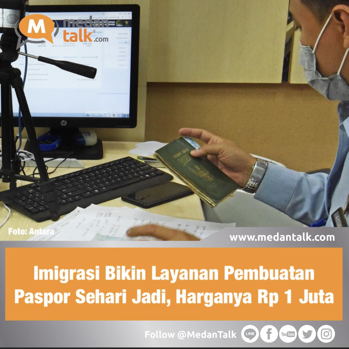 Imigrasi Bikin Layanan Pembuatan Paspor Sehari Jadi, Harganya Rp 1 Juta

Harga pembuatan paspor sehari jadi ini lebih mahal dibanding dengan permohonan paspor biasa, yakni paspor biasa nonelektronik seharga Rp 350.000 dan paspor biasa elektronik Rp 650.000.

Dirjen Imigrasi Silmy Karim menyebut bahwa pembuatan paspor sehari jadi sudah banyak diterapkan di negara lain.

"Paspor sehari jadi, Rp 1 juta, sebenarnya itu di luar negeri juga biasa, ya. Bahkan lebih mahal," kata Silmy dalam wawancara dengan kumparan, Senin (30/1).

Silmy Karim yang dilantik sejak awal Januari 2023 ini menilai program tersebut sudah baik. Ia mendorong program paspor sehari jadi itu untuk lebih bermanfaat.

"PR saya itu bagaimana bikin outlet-outlet satu hari jadi yang banyak, supaya masyarakat bisa cepat. Tapi masyarakat juga punya pilihan, untuk yang tidak ekspres ya dengan harga yang relatif terjangkau," papar Silmy.

Meski demikian, ia tak menampik adanya polemik soal biaya paspor sehari jadi tersebut.

"Ya minta maaf lah kalau ada yang protes harganya kemahalan gitu. Tapi menurut saya sih wajar," ujarnya.

Subkoordinator Humas Ditjen Imigrasi, Achmad Nur Saleh, menyebut bahwa pengajuan permohonan percepatan paspor 1 sehari jadi tidak dilakukan melalui Aplikasi M-Paspor. Melainkan datang langsung ke kantor Imigrasi.

Dokumen yang harus dibawa yakni:

KTP
Kartu Keluarga
Akta kelahiran
Ijazah/buku nikah/surat baptis

“Bagi WNI yang sebelumnya memiliki paspor terbitan setelah tahun 2009 di dalam negeri, cukup membawa KTP dan paspor lama,” papar Achmad.

Achmad menyarankan agar pemohon datang ke kantor imigrasi seawal mungkin sehingga paspor dapat segera diproses untuk selesai di hari yang sama.

Untuk konsultasi lebih lanjut terkait layanan keimigrasian, masyarakat juga dapat menghubungi layanan Live Chat di www.imigrasi.go.id, Senin-Jumat pukul 09.00-15.00 WIB.

Sumber: kumparan