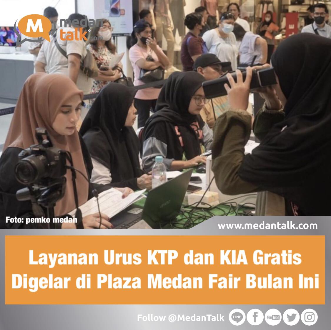 Layanan Urus KTP dan KIA Gratis Digelar di Plaza Medan Fair Bulan Ini

Puluhan pengunjung memadati area pelayanan keliling administrasi kependudukan di Plaza Medan Fair, Medan. Pelayanan ini kolaborasi antara Disdukcapil Medan dan Plaza Medan Fair.

"Ini pertama kali dan kami menyambut baik kolaborasi ini karena ini adalah terobosan yang sangat berbeda. Jadi selama ini mindset masyarakat untuk kepengurusan kependudukan itu sulit dan lama, dan ternyata itu satu hari selesai. Kalau dokumennya sudah lengkap, bahkan dalam 15 menit sudah tercetak itu bagi KTP pemula usia 17 tahun," ungkap Markom Plaza Medan Fair Lenny Manalu, Minggu (5/2/2023).

Pelayanan ini dibuka sepanjang bulan Februari 2023 pada hari Jumat hingga Minggu mulai pukul 15.00-20.00 WIB. Adapun layanan yang dibuka yaitu perekaman KTP Elektronik bagi pemula (usia 17 tahun), penggantian KTP rusak dan hilang, Kartu Identitas Anak (KIA), dan akte kelahiran.

Lenny menyebutkan bahwa pelayanan Kartu Identitas Anak (KIA) paling banyak diurus dalam layanan keliling ini. Kemudian, diikuti oleh pengurusan KTP rusak.

"Yang paling banyak dicari itu Kartu Identitas Anak untuk anak berusia 1 hari, juga kemudian ada penggantian KTP rusak, buram itu ganti langsung selesai hari ini.

Ada beberapa pelayanan Kependudukan yang tidak bisa dijalankan di sini seperti pembuatan akte nikah karena kan ada sidangnya. Kalau untuk penggantian KTP hilang itu banyak, cukup membawa surat kepolisian sudah diganti. Semudah itu dan gratis tidak ada biaya," jelasnya.

Nah, yang ingin mengurus KIA dapat membawa dokumen berupa fotokopi akta kelahiran, fotokopi KK orangtua/wali, pas foto anak berwarna ukuran 3x4 sebanyak 1 lembar (latar biru tahun genap & merah tahun ganjil) bagi anak usia di atas 5 tahun.

Kemudian untuk pembuatan KTP elektronik diperlukan syarat, di antaranya yaitu bagi pemula berupa telah berusia 17 tahun, membawa KK, melakukan perekaman data KTP elektronik.

Sementara itu, apabila KTP rusak ataupun hilang yaitu membawa Kartu Keluarga (KK), surat kehilangan dari kepolisian, dan membawa KTP yang rusak jika ada. 

Sumber: detiksumut