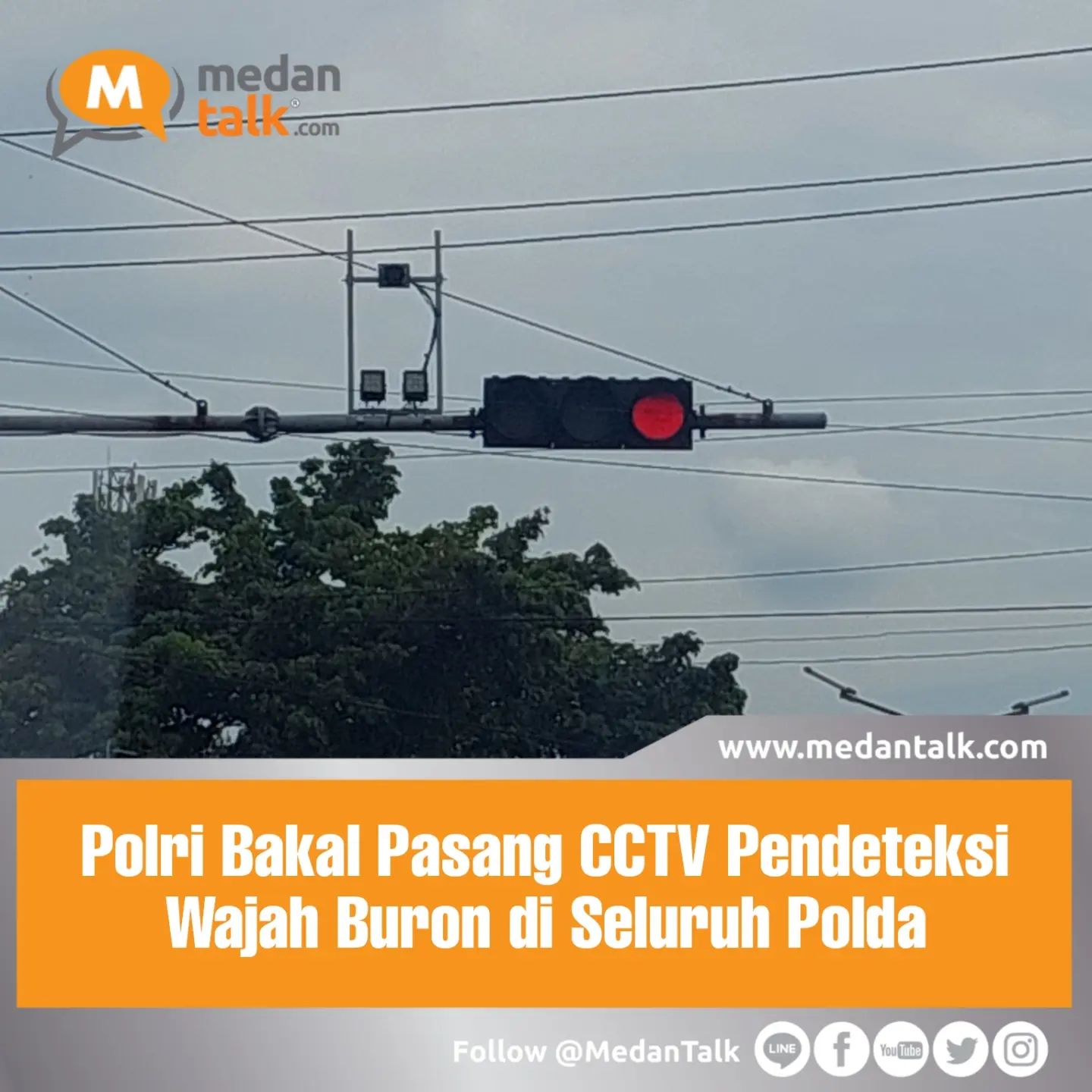 Polri Bakal Pasang CCTV Pendeteksi Wajah Buron di Seluruh Polda

Polri berencana mengembangkan kamera pengintai (CCTV) dengan teknologi mutakhir. Teknologi tersebut, yakni kemampuan mendeteksi wajah buronan atau orang yang masuk daftar pencarian orang (DPO).

"CCTV itu akan dipasang secara bertahap dan diprioritaskan di wilayah yang memiliki tingkat kriminal yang tinggi," kata Wakil Kepala Posko (Wakaposko) Presisi Polri Kombes Indarto dalam keterangan tertulis, Selasa, 31 Januari 2023.

Indarto mencontohkan pemasangan CCTV pendeteksi wajah di Bali. Implementasi teknologi itu dilakukan saat pengamanan Konferensi Tingkat Tinggi (KTT) G20 pada November 2022.

"Contoh di Bali kemarin kita masukan data para DPO teroris, maka semua CCTV dapat menangkap wajah itu," jelas dia.

Lantas, CCTV akan mencocokkan hasil rekaman dengan basis data DPO teroris. Tim surveilans akan langsung bergerak bila akurasi kecocokan di atas 60 persen.

"CCTV di Polda Bali telah terkoneksi dalam satu pusat data yaitu 91 Command Center," papar dia.

Indarto menyebut pemasangan CCTV akan dilakukan di seluruh polda. Namun pengadaannya bertahap lantaran biaya yang mahal.

"Jadi kita prioritaskan ke polda-polda yang memiliki tingkat kerawanan tinggi," ujar dia.

Sumber : medcom.id