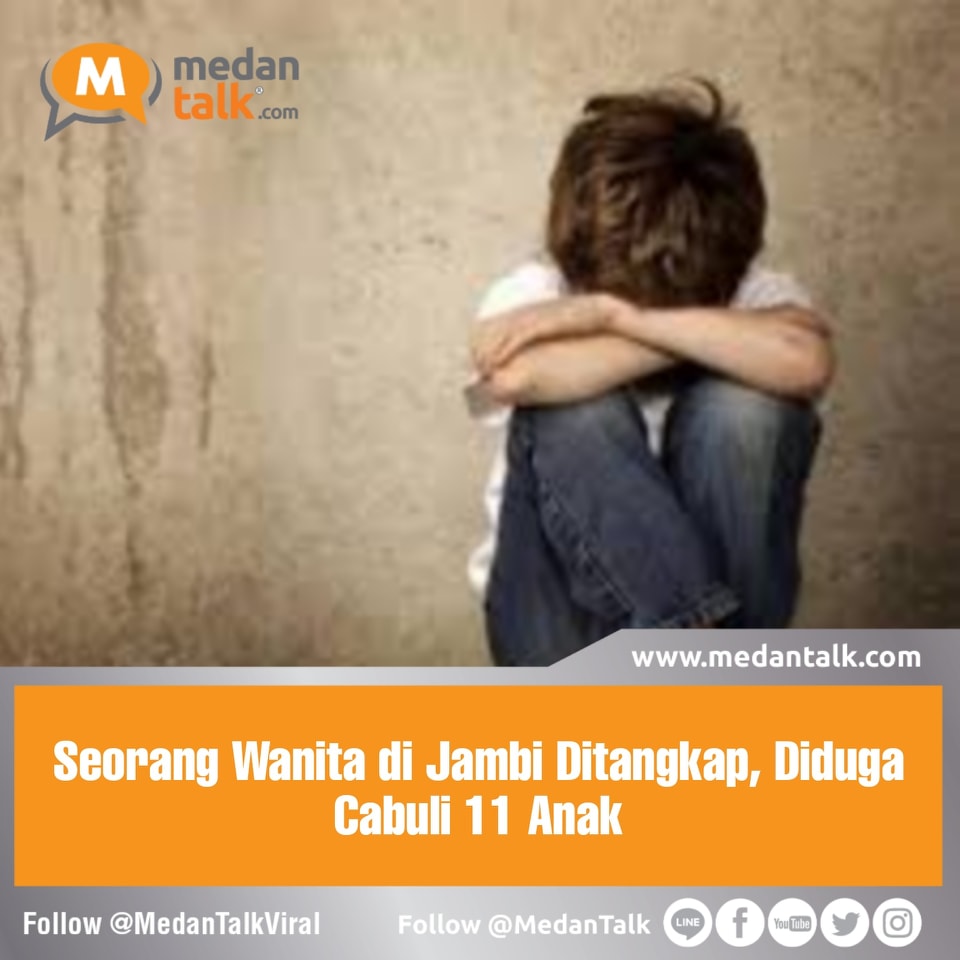 Seorang Wanita di Jambi Ditangkap, Diduga Cabuli 11 Anak

Seorang wanita berinisial Y alias N (20) warga Kelurahan Rawasari, Alam Barajo, dilaporkan ke Polda Jambi lantaran diduga melakukan pelecehan seksual kepada 11 anak di bawah umur.

Tak hanya dicabuli, anak-anak usia 8 sampai 15 tahun ini juga diduga dipaksa N untuk melihat aktivitas seksual pelaku bersama suaminya. Sejumlah korban juga disebut diminta untuk menonton film porno oleh pelaku.

Direktur Reserse Kriminal Khusus Polda Jambi Kombes Andri Anantha Yudisthira mengatakan seluruh korban tinggal di salah satu lingkungan yang sama dengan pelaku. Dalam menjalankan aksinya, korban diiming-imingi dapat bermain PlayStation gratis.

"Paksaannya ada, (tapi) tidak (pakai) kekerasan. Diiming-imingi dia rental PlayStation, jadi kalau dia (korban) bayar 1 jamnya Rp5 ribu, dia ditambah gratis nanti," kata Andri kepada wartawan, Sabtu (4/2).

Andri mengatakan para korban mengaku diminta untuk menggerayangi alat vital milik terduga pelaku. Andri mengaku saat ini penyidik masih memintai keterangan lanjutan dari para korban.

Kendati demikian, kata dia, tidak menutup kemungkinan masih ada korban lainnya yang belum melaporkan kejadian tersebut.

"Seperti memegang alat vital, mohon maaf, payudara terlapor. Ada juga informasi yang kami terima pada saat si terlapor ini bersama suaminya, tapi tanpa diketahui suaminya, menurut anak-anak ini ya, terlapor ini saat mereka melakukan hubungan badan, mereka diminta untuk ditonton," jelasnya.

Andri lantas memastikan pihaknya juga telah menggandeng Unit Pelaksana Teknis Daerah Perlindungan Perempuan dan Anak (UPTD PPA) Provinsi Jambi untuk mendampingi para korban.

"Kami masih terus melaksanakan proses pemeriksaan, kalau memang nanti sudah clear semuanya, ya nanti akan kami rilis," pungkasnya.

Sumber: cnnindonesia.com