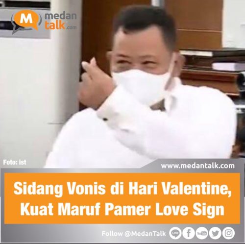 Sidang Vonis di Hari Valentine, Kuat Maruf Pamer Love Sign Saranghaeyo di Depan Ortu Yosua

Terdakwa Kuat Maruf memberikan lovesign saranghaeyo kepada pengunjung jelang sidang vonis kasus pembunuhan berencana Brigadir J atau Nofriansyah Yosua Hutabarat di Pengadilan Negeri Jakarta Selatan, Selasa (14/2/2023).

Pantauan Suara.com, Kuat yang mengenakan kemeja putih dan celana hitam tersebut tiba di ruang sidang sekira pukul 10.27 WIB. Sebelum duduk di kursi terdakwa Kuat nampak menyapa pengunjung sidang dengan love sign saranghaeyo.

Di antara puluhan pengunjung sidang yang hadir diketahui terdapat orang tua Yosua, Samuel Hutabarat dan Rosti Simanjuntak. Samuel dan Rosti nampak duduk di barisan kursi depan pengunjung sidang sambil memeluk bingkai foto almarhum Yosua. Diketahui, sidang vonis yang dijalani Kuat Maru ini bertepatan dengan hari Valentine atau hari kasih sayang. 

Sebelum persidangan dimulai, Samuel sempat menyampaikan harapannya kelak majelis hakim nanti dapat menjatuhi vonis maksimal kepada terdakwa Kuat dan Ricky Rizal.

"Kita berharap sama (seperti Ferdy Sambo dan Putri) mereka (Kuat dan Ricky) diterapkan juga Pasal 340 kesemua terdakwa jadi kita berharap Pasal 340 diterapkan," kata Samuel.

Sumber: suara