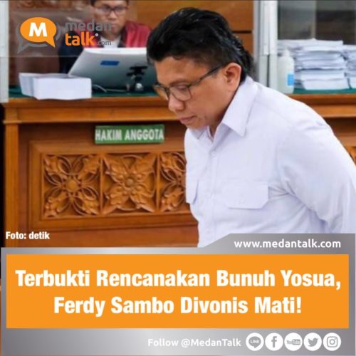 Terbukti Rencanakan Bunuh Yosua, Ferdy Sambo Divonis Mati!

Mantan Kadiv Propam Polri Ferdy Sambo divonis bersalah melakukan pembunuhan berencana terhadap ajudannya, Brigadir N Yosua Hutabarat. Sambo divonis mati.
"Mengadili, menyatakan terdakwa Ferdy Sambo telah terbukti secara sah dan meyakinkan bersalah melakukan dengan sengaja dan dengan rencana terlebih dahulu merampas nyawa orang lain," kata hakim ketua Wahyu Iman Santoso saat membacakan amar putusan di PN Jaksel, Senin (13/2/2023).

"Menjatuhkan pidana terhadap Terdakwa Ferdy Sambo hukuman mati," imbuhnya.

Sambo juga dinyatakan bersalah melakukan perusakan CCTV yang berakibat terganggunya sistem elektronik dan/atau mengakibatkan sistem elektronik menjadi tidak bekerja sebagaimana mestinya.

Sambo dinyatakan bersalah melanggar Pasal 340 KUHP juncto Pasal 55 ayat 1 ke-1 KUHP. Sambo juga dinyatakan bersalah melanggar Pasal 49 juncto Pasal 33 Undang-Undang nomor 19 Tahun 2016 tentang Informasi dan Transaksi Elektronik juncto Pasal 55 ayat 1 ke-1 KUHP.

Dalam putusannya, hakim menyatakan dalih adanya pelecehan seksual terhadap istri Sambo, Putri Candrawathi, tidak memiliki bukti yang valid. Hakim juga menyatakan sangat kecil kemungkinan Brigadir Yosua melakukan pelecehan terhadap Putri yang dinilai punya posisi dominan terhadap Yosua selaku ajudan suaminya.

Hakim juga menyatakan motif dalam pembunuhan berencana terhadap Yosua tidak wajib dibuktikan. Alasannya, motif bukan bagian dari delik pembunuhan berencana.

Hakim juga menyatakan unsur dengan sengaja, unsur merencanakan serta unsur merampas nyawa Yosua yang didakwakan terhadap Sambo telah terbukti. Selain itu, hakim juga meyakini Sambo menggunakan sarung tangan hitam dan ikut menembak Yosua dengan senjata jenis Glock 17.

Hakim menyatakan ada sejumlah hal yang memberatkan vonis Sambo, salah satunya perbuatan Sambo mencoreng citra Polri. Hakim menyatakan tidak ada hal meringankan bagi Sambo.

Sumber: detik