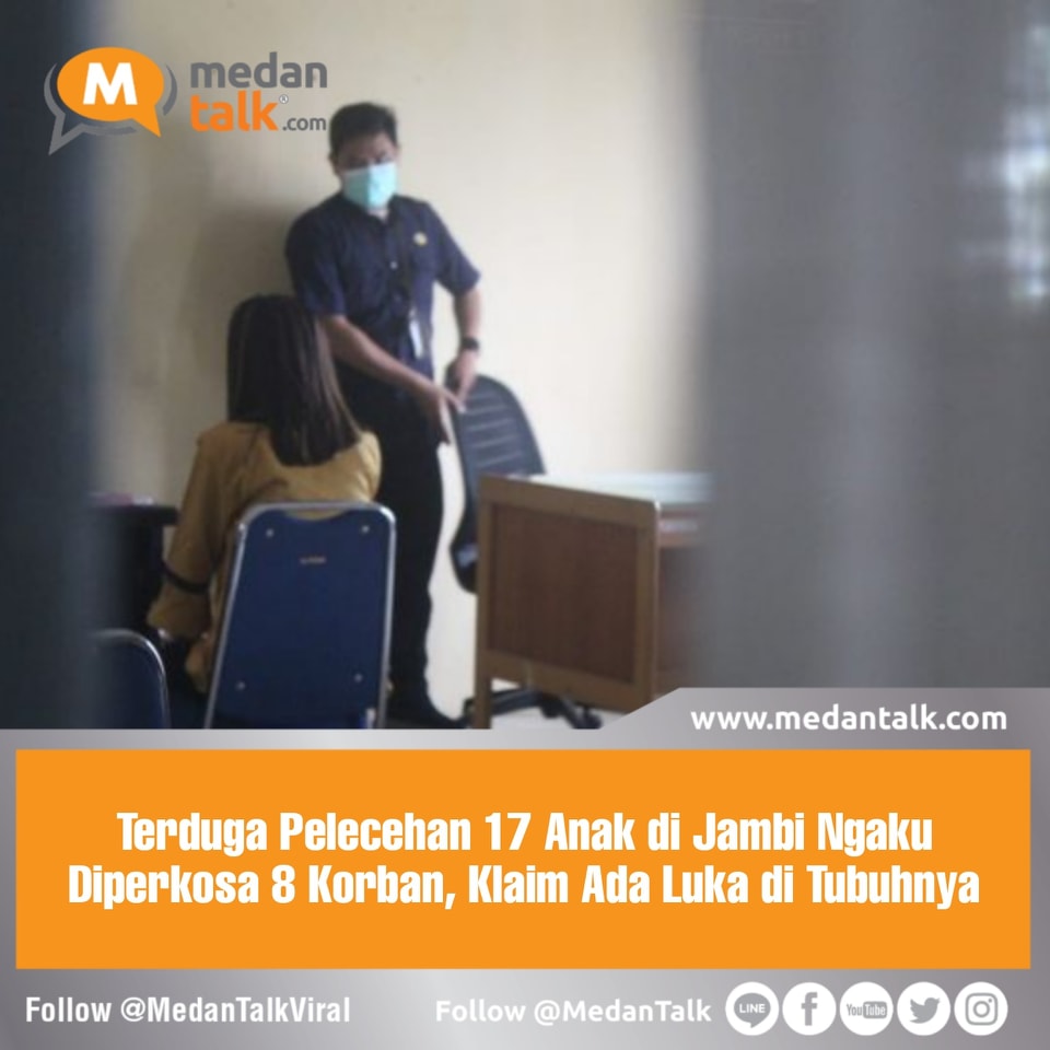 Terduga Pelecehan 17 Anak di Jambi Ngaku Diperkosa 8 Korban, Klaim Ada Luka di Tubuhnya

Pihak keluarga meyakini bahwa NT bukan pelaku pelecehan seksual pada 17 anak-anak, melainkan  NT adalah korban percobaan pemerkosaan. Hal itu diungkapkan oleh SM, bibi dari NT. Dia mengatakan keponakannya telah difitnah melakukan pencabulan kepada 17 anak.

Peristiwa versi NT kepada keluarga adalah delapan anak melakukan percobaan pemerkosaan kepadanya. Banyaknya pelaku yang berusia belasan tahun itu, membuatnya tidak mampu melawan. NT mengatakan perisitiwa itu terjadi di rumahnya, di Kota Jambi.

Menurut SM, keponakannya mengaku anak-anak tersebut menginjak tubuhnya, menutup mata hingga memaksa membuka baju NT sehingga ibu muda berusia 20 tahun itu tak bisa melawan. Kepada keluarga, NT juga mengaku ada luka-luka di tubuhnya akibat perlakuan delapan anak tersebut. 

"Perilaku anak-anak di sini nggak kayak anak-anak pada umumnya. Mereka itu pintar," kata SM pada Rabu (8/2/2023). 

"Sekarang kami minta keadilan untuk keponakan kami ini. Dia yang korban, gak munkin dia melecehkan anak-anak," tambah SM, SM meyakini anak-anak tersebut sudah diarahkan oleh pihak tertentu membuat cerita yang membalikkan fakta.

Dia bilang, ada satu orang anak yang sempat mengakui melakukan pelecehan, tetapi kini keterangannya justru berubah.

Terkait kasus ini, NT juga sudah melapor ke Polresta Jambi. Dia melaporkan 8 orang anak ke Unit PPA, pada 3 Februari 2023 atas dugaan pemerkosaan. Sementara itu Kanit PPA Satreskrim Polresta Jambi, Ipda Chrisvani Saruksuk membenarkan adanya laporan NT atas kasus dugaan pemerkosaan.

"Perkara yang dilaporkan dan diitangani di Polresta itu Pasal 285 KUHP. NT mengaku diperkosa sejumlah anak," kata Vani, Senin (6/2/2023) lalu. Pengakuan NT, dia menjadi korban pemerkosaan di rumahnya sendiri, yang berada di kawasan Rawasari, Kecamatan Alam Barajo, Kota Jambi.

Sumber: kompas.com