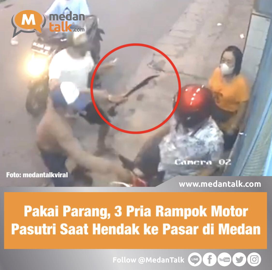 Tiga Pria Pakai Parang, Rampok Motor Pasutri Saat Hendak ke Pasar di Medan

Aksi tiga pria merampok sepeda motor pasangan suami istri (Pasutri) di Jalan Kakap, Kecamatan Medan Area, Kota Medan viral di media sosial. Salah satu pelaku membawa parang untuk mengancam pelaku.

Dari rekaman CCTV, Minggu (5/2/2023), tampak awalnya ada sepasang suami istri sedang berada di depan pagar rumahnya.

Keduanya sedang menyalakan motor untuk beranjak dari rumah ke pasar. Tiba - tiba dari arah belakang, ada 3 pria mengendarai satu sepeda motor mendatangi korban.

Pasangan suami istri ini diancam pakai parang dan para pelaku merampok sepeda motornya. Dua dari tiga pelaku tampak mengenakan masker putih dan topi. Sementara satu pelaku hanya mengenakan masker hitam.

Kanit Polsek Medan Area Iptu Harles Gultom mengatakan pihaknya telah mendapatkan informasi tersebut. Kejadiannya, Minggu (5/2/2023), pagi sekitar pukul 06.00 WIB.

"Jadi pasangan suami istri ini mau ke pasar. Terus ada tiga pemuda datang pakai satu unit sepeda motor. Mengacungkan parang dan mengambil motor korban," kata Harles

Kini, pihaknya telah melakukan olah tempat kejadian perkara. Korban sedang diarahkan untuk membuat laporan. Dia mengatakan korban mengalami trauma atas kejadian itu.

"Kini pelaku sedang kita buru," tutupnya.

Video kejadian telah viral di @medantalkviral @medantalkid dan @otomtalk 

Sumber: detiksumut