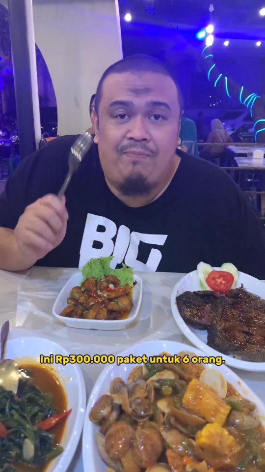 Live seafood pertama kali di kota Medan️
Gak perlu dijelasin lagi yakan🤭
Pokonya cun kaliiii kok kata abang-abang ini
Langsung aja datang dan follow instagramnya
@medankerang
Jalan Bukit Barisan I, Krakatau
16.00-24.00 WIB