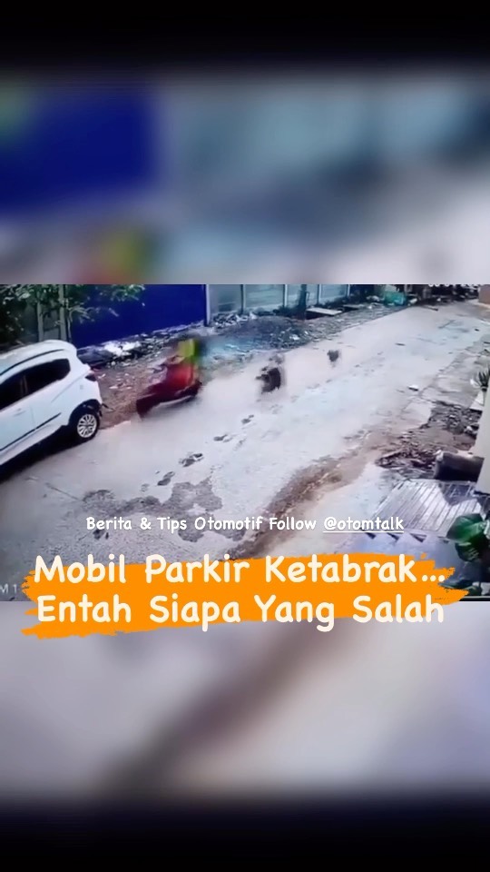 Mobil Parkir dipinggir jalan, ditabrak sepeda motor berbonceng tiga tanpa pakai helm…