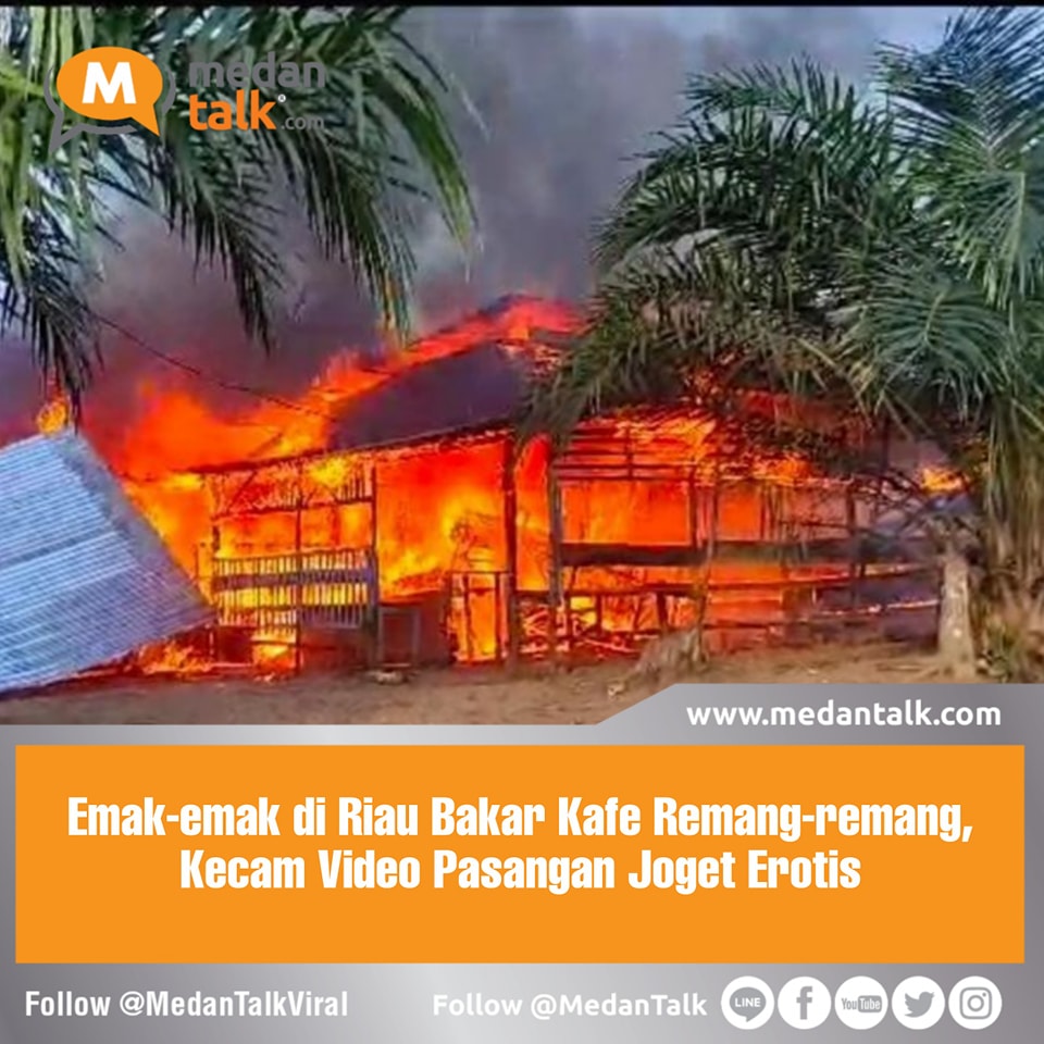 Emak-emak di Kecamatan Rambah Hilir, Kabupaten Rokan Hulu (Rohul), Riau, membakar sebuah