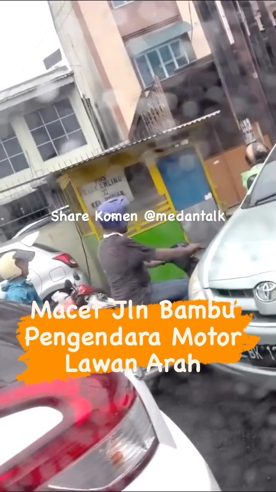 Macet Jln Bambu, terlihat sejumlah sepeda motor melawan arah Masyarakat dihimbau untuk