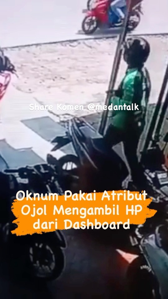 Oknum dengan atribut Ojol mengambil HP dari dashboard sepeda motor korban Menurut