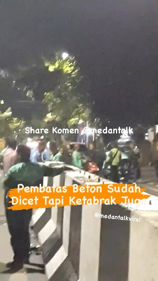 Pembatas Jalan Beton Sudah dicet tapi ketabrak lagi Menurut pengirim video: “kejadian