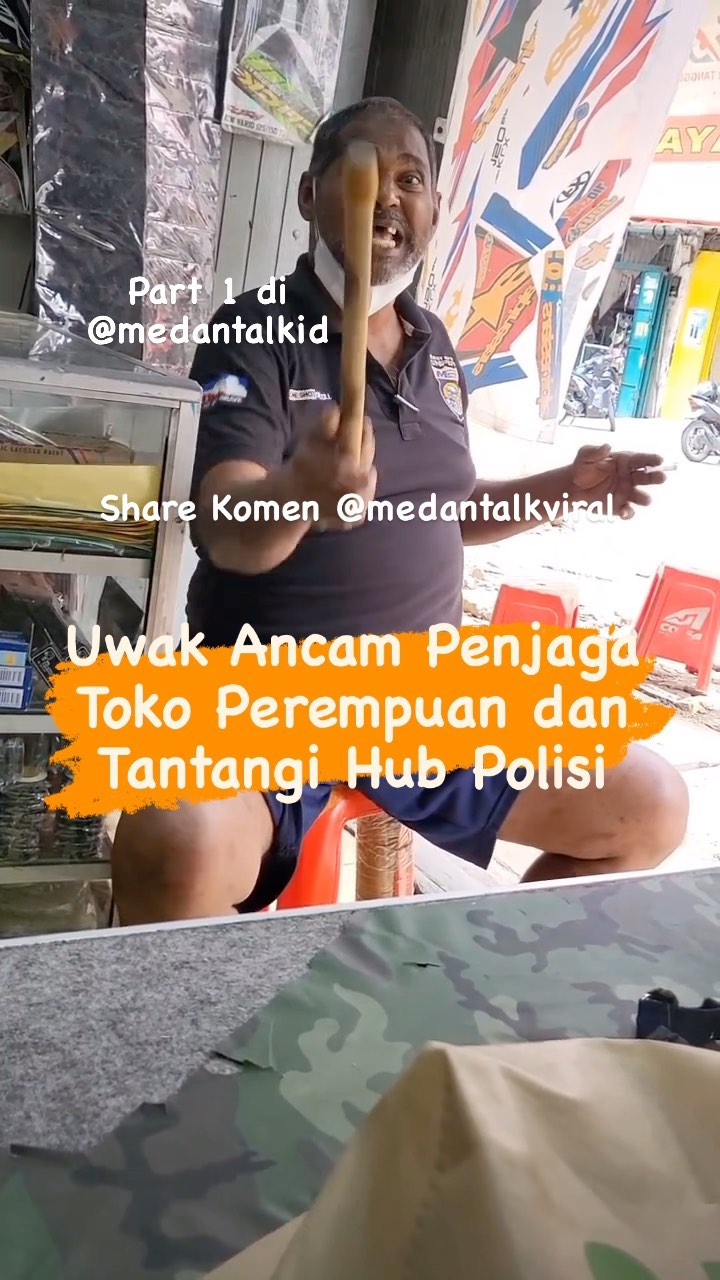 Uwak ini ancam penjaga toko, lempari barang dan tantangi untuk hubungi Polisi
Menurut pengirim video, selaku korban, Kronologis kejadian: “saya sedang jaga toko kemudian ada orang tiba2 minta uang spsi bilang ketua spsi, jadilah terjadi cekcok seperti di rekaman CCTV.
Kejadian hari ini tgl 22 agustus 2023 sekitar jam 3 siang di Jalan mesjid kesawan“
Penjaga toko dilempari barang, video di @medantalkid
Dan juga di ajak keluar toko, video di @medanku