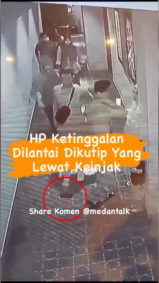 HP ketinggalan di lantai, diambil pengunjung yang terlihat keinjak HP tersebut. Aksi