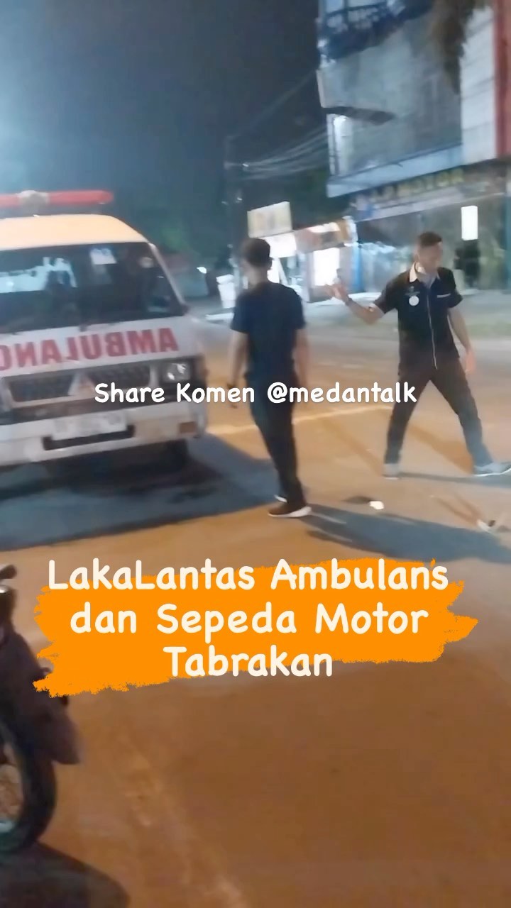 Laka lantas antara ambulans dan sepeda motor tabrakan. Menurut pengirim video: “Kejadian