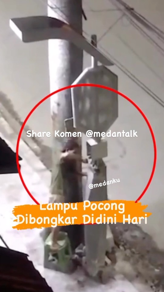 Lampu Pocong sedang dipotong potong seorang pria didini hari Menurut pengirim video