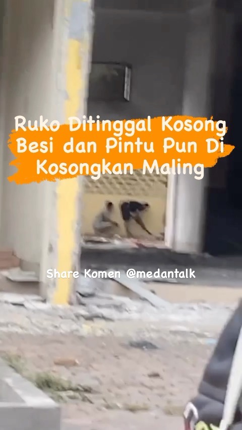 Ruko ditinggal kosong, tanpa penghuni, pintu dan besi pun di kosongkan maling