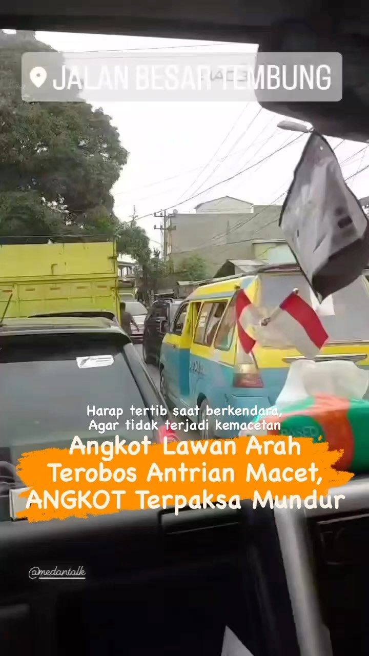 Lawan arah saat yang lain antri dalam macet, Angkot terpaksa mundur .