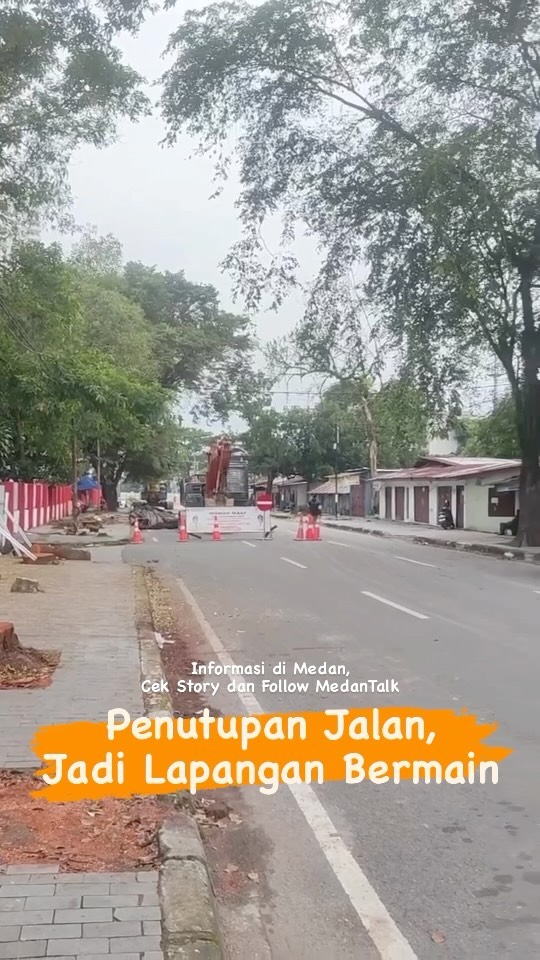 Penutupan jalan yang akan dibangun over pas dijalan Gaharu Medan ini dijadikan arena bermain warga sekitar.