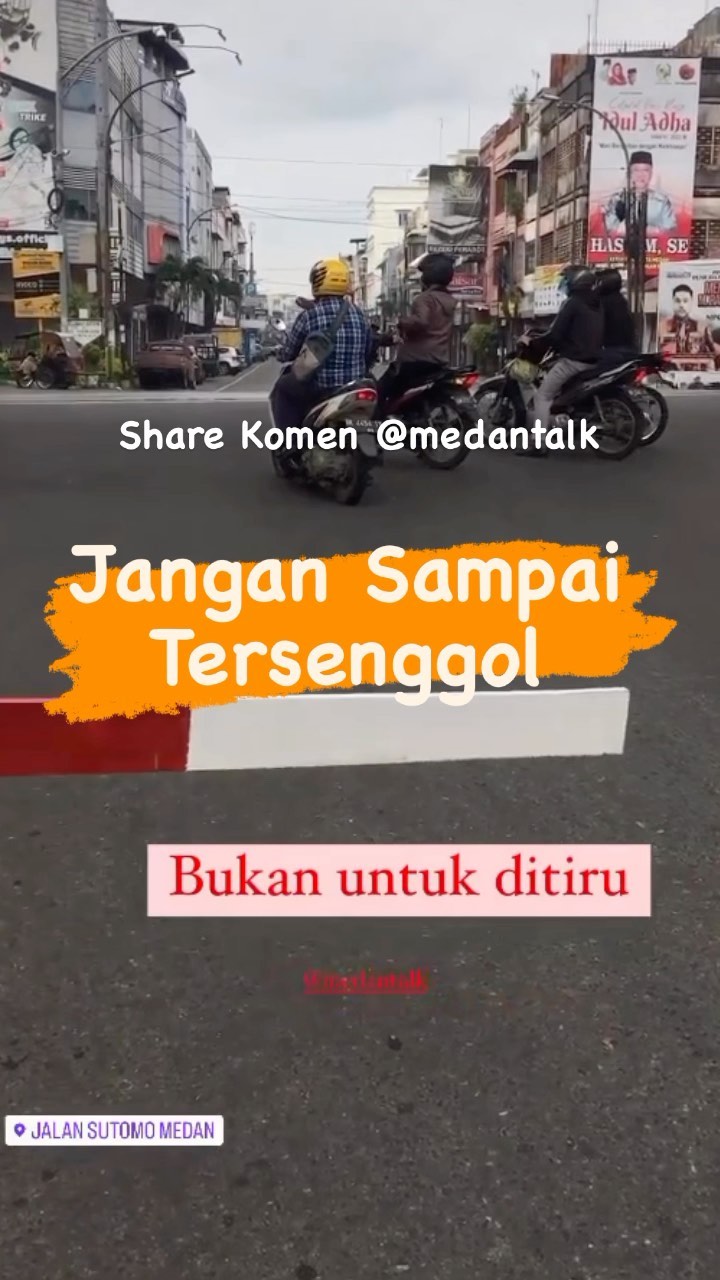Waspada di perlintasan kereta api selalu berhentilah dibelakang palang bukan didepan +