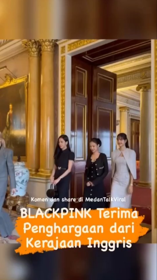 BLACKPINK Terima Gelar Kehormatan MBE dari Kerajaan Inggris
Empat member BLACKPINK menerima penghargaan dari Kerajaan Inggris. Mereka mendapatkan penghargaan Most Excellent Order of the British Empire (MBE) oleh Raja Charles III atas peran mereka dalam KTT COP26 di Glasgow.
Penghargaan kehormatan MBE biasanya diberikan kepada satu atau beberapa orang oleh Raja atau Ratu Inggris atas capaian mereka.
"Raja didampingi Presiden dan Ibu Negara Korea menyambut baik black pink di Buckingham Palace bersamaan dengan penganugerahan Kehormatan MBE," cuit akun resmi Royal Family pada Rabu (22/11).
"Grup Kpop itu telah dianugerahi penghargaan sebagai pengakuan atas peran mereka dalam KTT COP26 di Glasgow."
Hal itu diumumkan sambil mengunggah video momen penyerahan gelar kehormatan tersebut. Video tersebut awalnya menampilkan empat tanda kehormatan bagi masing-masing member BLACKPINK.
kamu fans siapa?