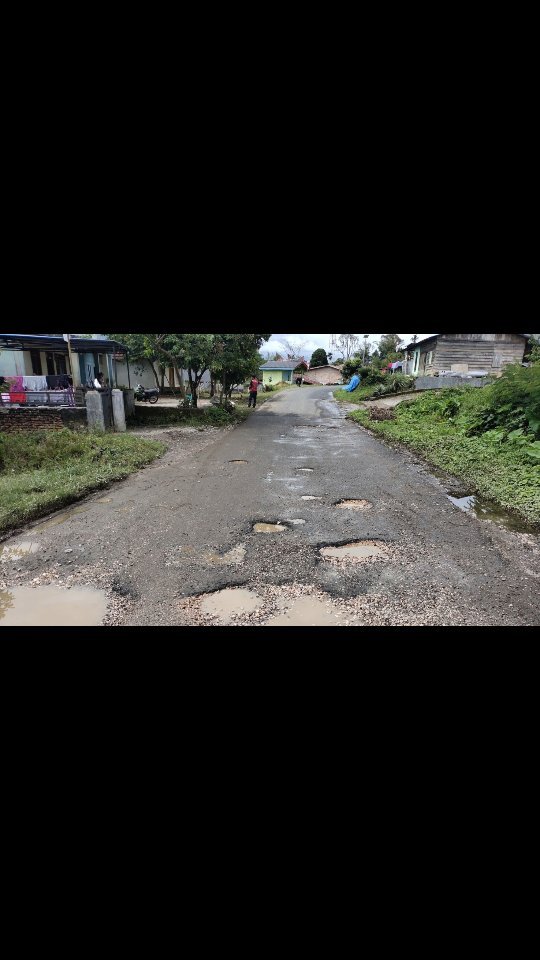 Curhatan warga Sumut usai perbaikan jalan Provinsi...
Gimana kondisi jalan di daerah kalian guys ?
_________________________
Dukung Peningkatan Ekonomi Masyarakat Sumatera Utara, KSO Kebut Proyek
Strategis Jalan & Jembatan Pemprov Sumut
Sumatera Utara: KSO (Waskita-SMJ-Utama) berkomitmen menyelesaikan proyek strategis senilai Rp2,7 triliun berupa desain, pembangunan jalan dan jembatan yang tersebar di 33 Kabupaten/Kota Provinsi Sumatera Utara pada Desember
2023.
Hingga per bulan November ini progres keseluruhan pekerjaan KSO telah mencapai 63,996% persen, dengan posisi ini maka total panjang ruas yang telah ditangani sepanjang 262 kilometer dari total 450 kilometer di seluruh Sumatera Utara.
Direktur Operasi III PT Waskita Karya (Persero) Tbk., Warjo menjelaskan bahwa Perseroan berkomitmen
untuk menyelesaikan Proyek pembangunan jalan dan jembatan provinsi untuk kepentingan strategis daerah Provinsi Sumatera Utara ini.
“Nantinya jalan dan jembatan ini bertujuan untuk memperlancar lalu lintas di daerah yang sedang berkembang, meningkatkan pelayanan distribusi barang dan jasa untuk menunjang pertumbuhan ekonomi. Selain itu, dapat meningkatkan
pemerataan hasil pembangunan dan keadilan, membantu masyarakat untuk melakukan aktivitas
sehari-hari, dan meningkatkan konektivitas antar daerah di wilayah Sumatera Utara” jelas Warjo, Jumat (17/11/2023).
@waskita_karya
@pemprovsumut
@infosumutku