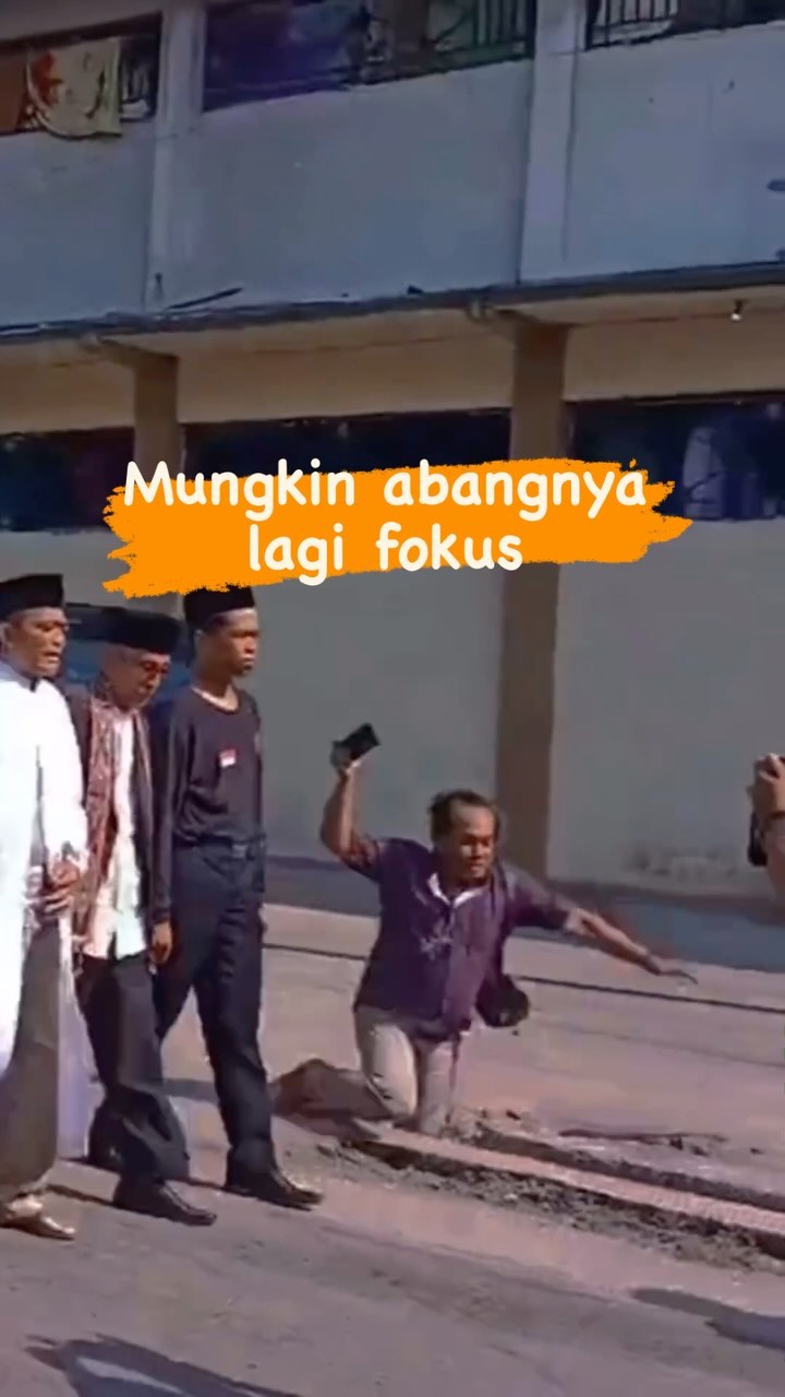 Mungkin abang nya lagi fokus,
Pasti sakit kali lutut nya abang itu.
◇ Selalu pantau STORY dan FOLLOW @medantalk utk info kejadian/kecelakaan/lalulintas terkini yang blm tentu di post ke feed dan utk bisa ikut komentar.
♡ Silakan share (cerita/info lalulintas) ke story mention @medantalk dan juga @medantalkviral @medanku @medantalkid utk admin seleksi dan repost. Ingat tulis lokasi & kapan kejadian, keterangan kejadian dgn jelas dan lengkap di story agar mudah di mengerti saat repost. Pastikan juga akun anda tidak dikunci agar kami bisa lihat dan repost. Terima kasih