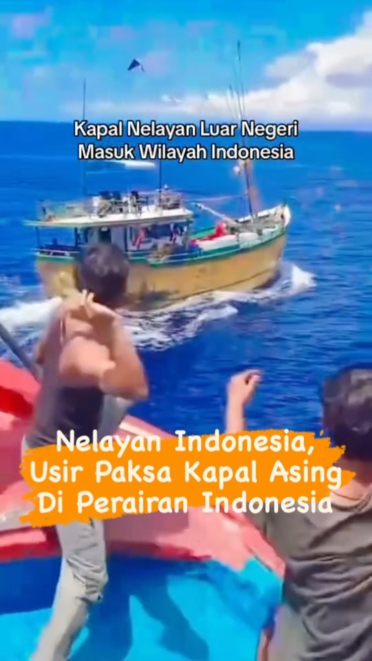 Kapal nelayan Indonesia usir paksa kapal asing yang masuk perairan Indonesia. Video rekaman yang viral itu terlihat beberapa orang melempari dari atas kapal ke arah kapal asing yang berada tidak jauh dari kapal nelayan Indonesia itu.
Nelayan melempar barang - barang diduga batu ke arah kapal asing tersebut, lalu kapal asing itu pun pergi menjauh dari kapal nelayan Indonesia.