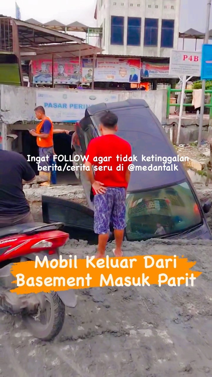 Mobil keluar dari basement parkir, masuk ke dalam parit baru Menurut pengirim