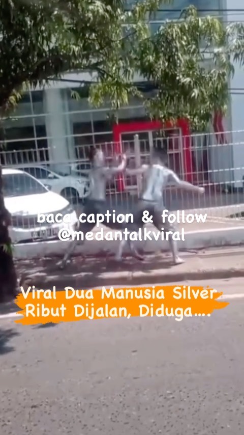 Viral keributan dua manusia silver di pinggir jalan. Dari informasi beredar diduga keributan terjadi gara-gara memperebutkan lokasi untuk mangkal atau hanya aksi hiburan?
Kejadian, Selasa (26/12/2023) di Simpang Lampu Merah Gatot Subroto, Samarinda.
Yang paling menarik dijalan menurut anda pengamen yang bagaimana?