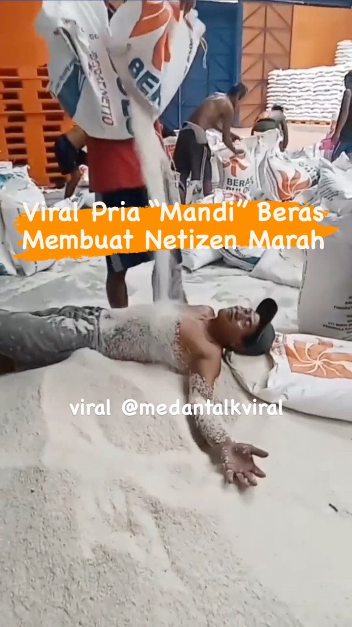 Viral, Momen Pria Berguling-Guling “Mandi” di Tumpukan Beras tanpa pakai baju picu kemarahan netizen
Sebuah video viral di media sosial yang memperlihatkan aksi seorang pria yang mandi dengan menggunakan beras.
Dalam rekaman tersebut, terlihat pria tersebut, tanpa mengenakan pakaian, tertawa sambil diguyurkan tumpukan beras oleh temannya. Pria tersebut bahkan terlihat berguling-guling di atas beras, sembari terus tertawa.
Meskipun aksi tersebut mungkin dimaksudkan sebagai hiburan atau lelucon, banyak netizen yang mengecam perbuatan tersebut. Kritik tersebut terutama dilontarkan karena penggunaan beras yang dianggap boros dan tidak sensitif terhadap kebutuhan pokok banyak orang.
Bagaimana menurut anda?