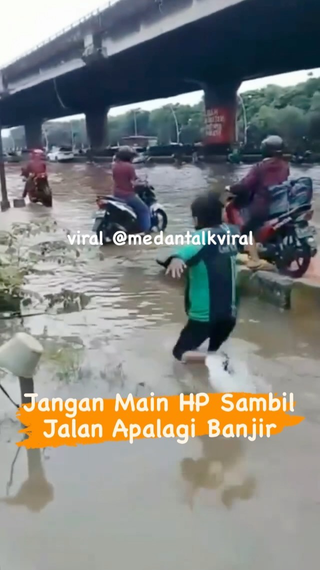 Peringatan: jangan main HP sambil jalan, apalagi sedang banjir Video lama tapi