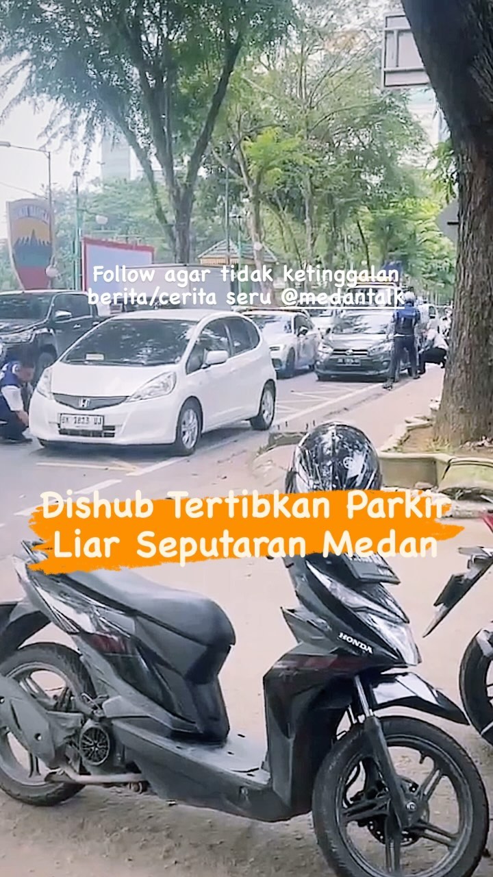 Petugas Dishub Medan tertibkan sejumlah mobil parkir liar dengan cara kempeskan ban