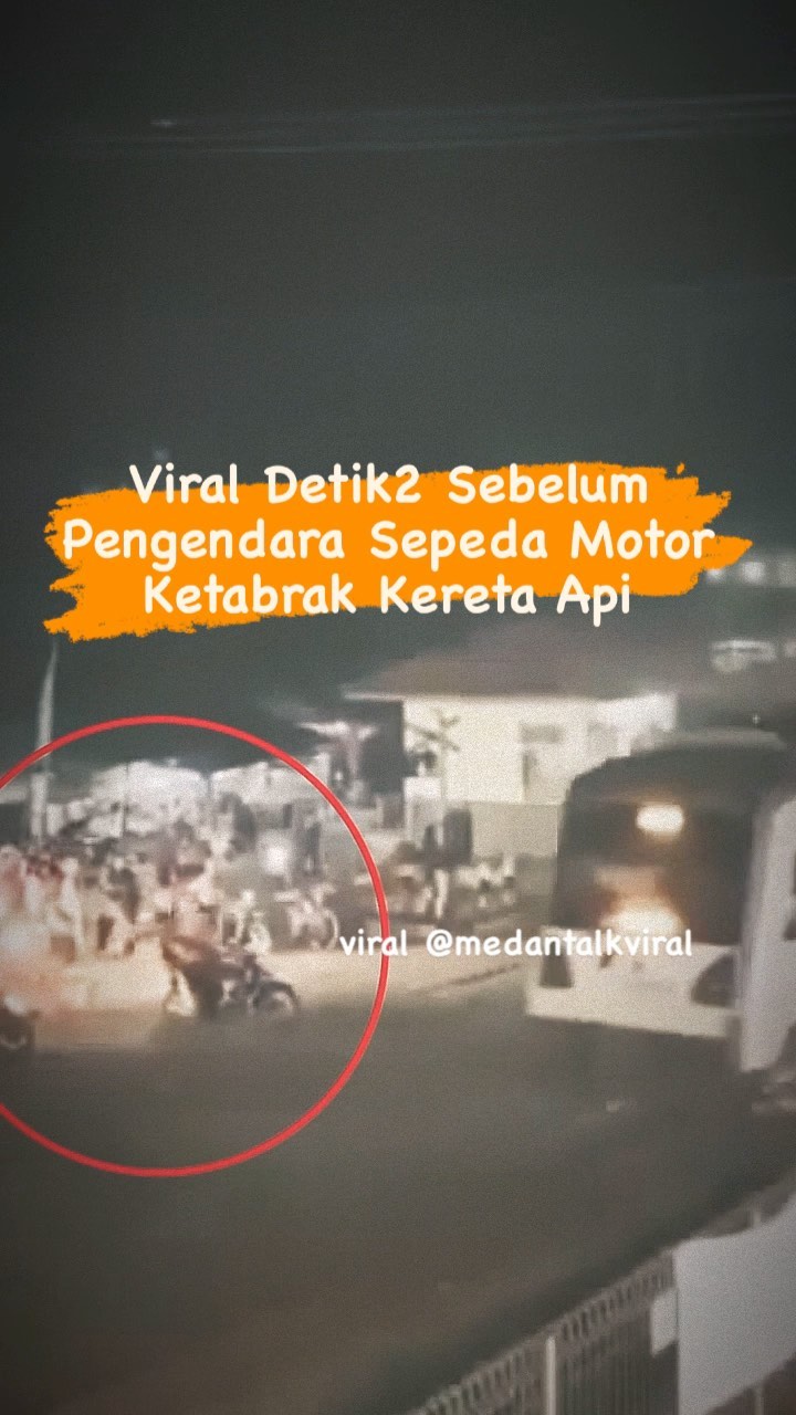 Viral video detik detik pengendara sepeda motor terobos palang kereta api dan