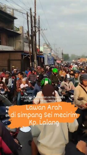 pagi hari di simpang Sei Mencirim Kampung Lalang terlihat banyak kendaraan roda