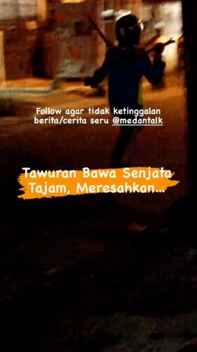 Tawuran antara kelompok remaja bawa senjata tajam, membuat pingsan Menurut pengirim video: