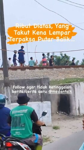 Tawuran dan ribut diatas rel, terlihat membawa aenjata tajam dan lempar lemparan